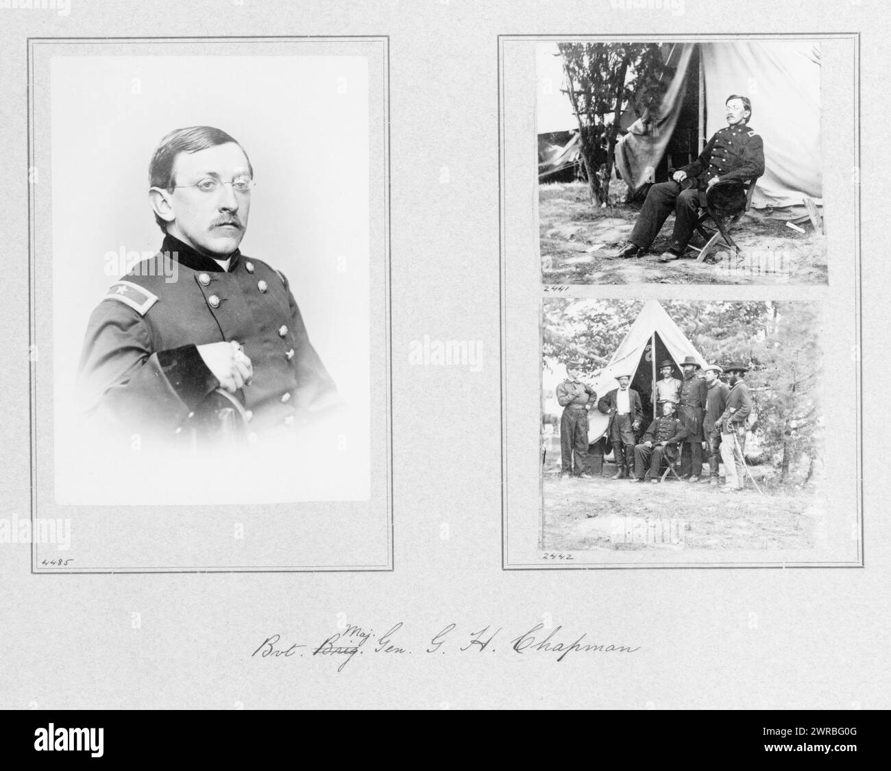 Bvt. Generalmajor G.H. Chapman, George H. Chapman, halblanges Porträt, sitzend, nach rechts gerichtet; Porträt in voller Länge, vor dem Zelt sitzend, nach links gerichtet; Porträt in voller Länge, vor dem Zelt sitzend, nach links gerichtet, mit sechs weiteren Soldaten., fotografiert zwischen 1861 und 1865, gedruckt später, Chapman, George Henry, 1832-1882, Militärdienst, Gruppenporträts, 1860-1870., Porträtfotos, 1860-1870, Gruppenporträts, 1860-1870, 3 Fotodrucke auf einer Kartenhalterung Stockfoto