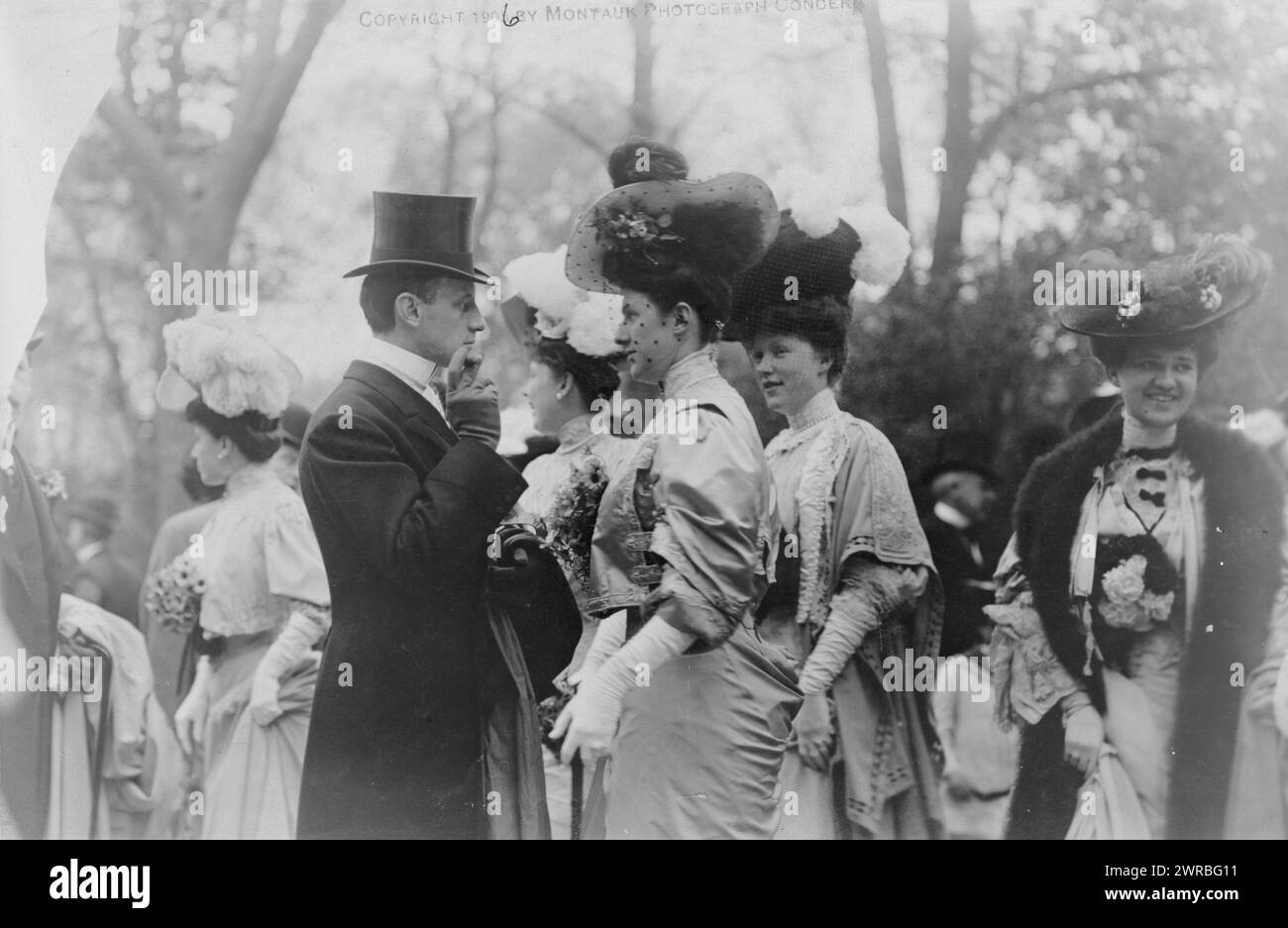 Mr. & Mrs. Goodhue Livingston und Mrs. Alfred Gwynne Vanderbilt bei einem geselligen Treffen im Freien für die jährliche Parade des Trainerclubs, um 1906 11. Mai, Livingston, Goodhue, 1867-195l, Fotodrucke, 1900-1910., Fotodrucke, 1900-1910, 1 Fotodruck Stockfoto