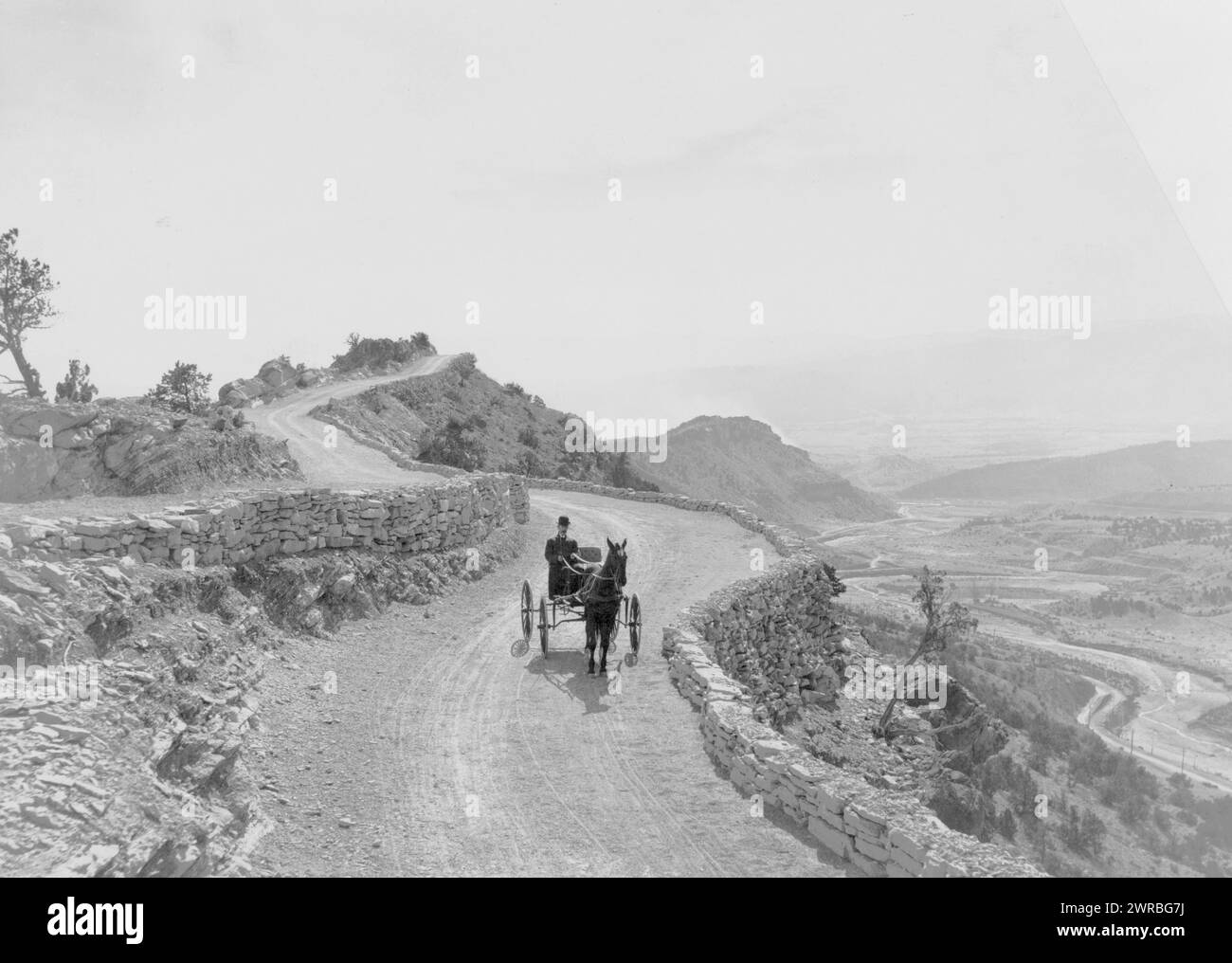 Sky Line Drive, in der Nähe von Canon City, Colorado - auf der Denver & Rio Grande Railroad, Mann auf Pferdekutsche, der die Bergstraße hinunterfährt., Beam, George L. (George Lytle), 1868-1935, Fotograf, zwischen 1900 und 1930(?), Mountains, Colorado, Canon City, 1900-1930, Fotodrucke, 1900-1930., Fotodrucke, 1900-1930, 1 Fotodruck Stockfoto