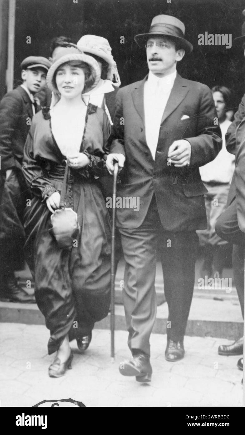 Alexander Berkman und Helen Harris kommen in Tarrytown an, Porträt in voller Länge, stehend, leicht nach links gerichtet, 1914. Juni. Berkman, Alexander, 1870-1936, Gruppenporträts, 1910-1920. Porträtfotos, 1910-1920, Gruppenporträts, 1910-1920, 1 Fotodruck Stockfoto