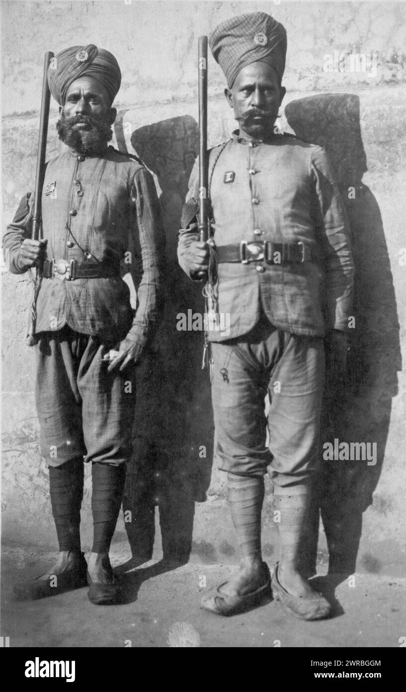 Gefängniswärter, Foto zeigt zwei uniformierte und bewaffnete Gefängniswärter in Rangun, Birma. Carpenter, Frank G. (Frank George), 1855-1924, Fotograf, zwischen 1910 und 1920, Carpenter, Frank G., (Frank George), 1855-1924, Reisen, Europa, Gruppenporträts, 1910-1920., Gruppenporträts, 1910-1920, Fotodrucke, 1910-1920, 1 Fotodruck Stockfoto