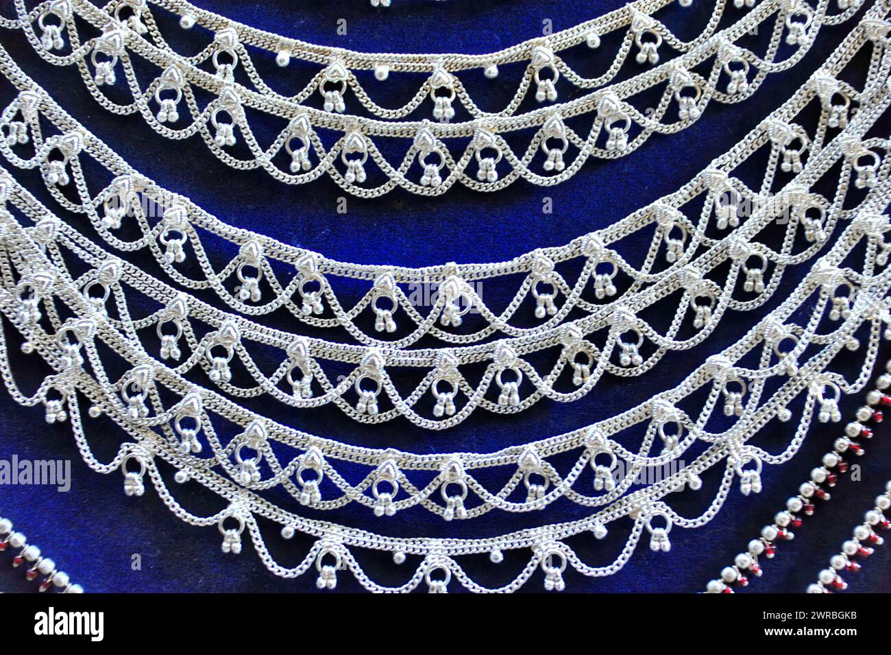 Silberschmuck Halsketten mit detaillierten Mustern auf dunklem Hintergrund, Varanasi, Uttar Pradesh, Indien Stockfoto