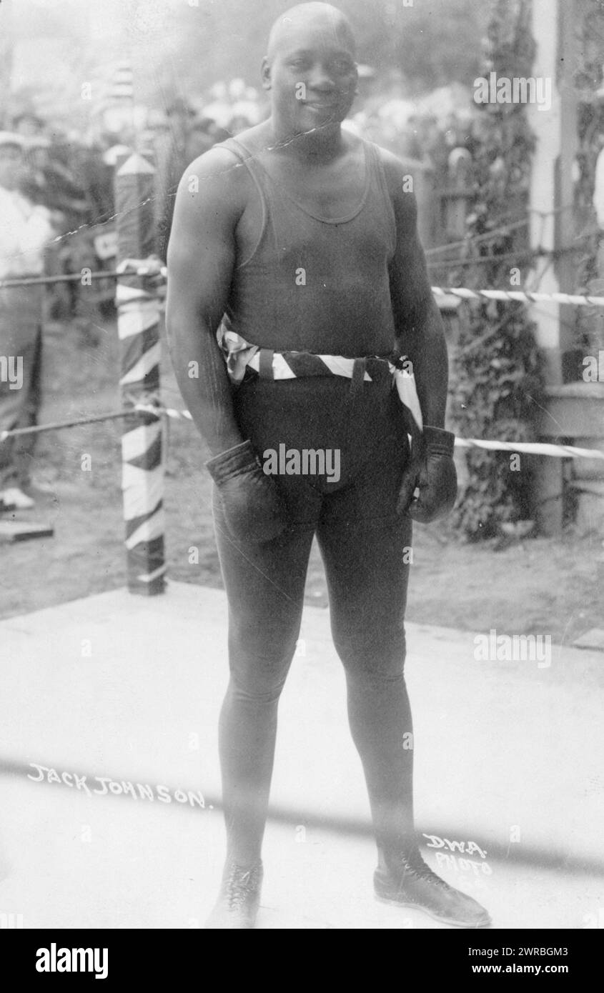 Jack Johnson, D.W.A. Foto, Jack Johnson, Boxer, Porträt in voller Länge, im Ring stehend, leicht nach rechts gerichtet, zwischen 1910 und 1915, Johnson, Jack, 1878-1946, Fotoabdrücke, 1910-1920., Porträtfotos, 1910-1920, Fotodrucke, 1910-1920, 1 Fotodruck Stockfoto
