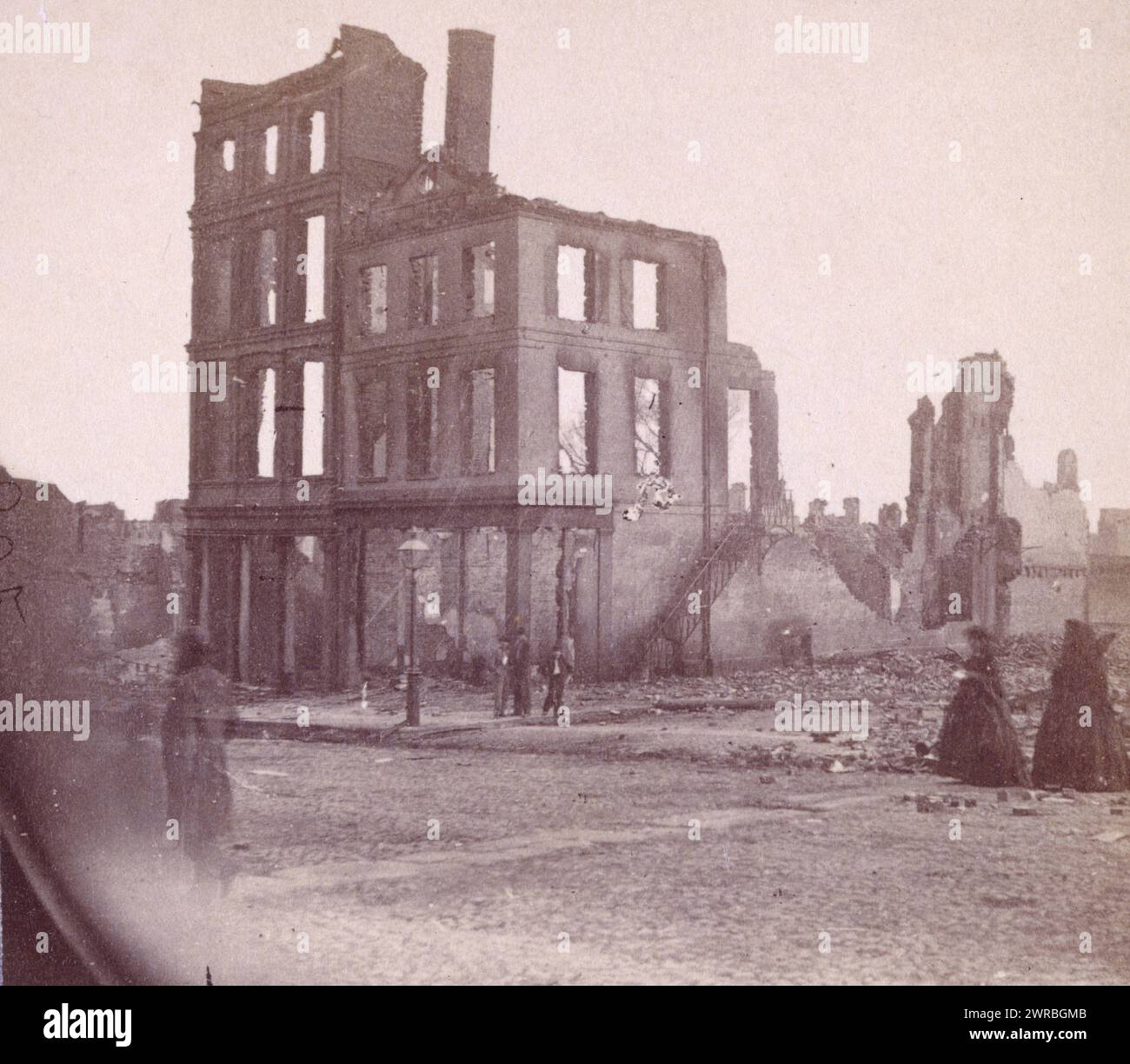 Blick im 'Burnt District', Richmond, Virginia, mit zwei schwarz gekleideten Frauen, die sich dem Panzer eines vierstöckigen Gebäudes nähern, vom Feuer entkernt, 1865. April, später gedruckt, Gebäude, Virginia, Richmond, 1860-1870, Albumen Prints, 1860-1910. Albumenabzüge, 1860-1910, 1 Fotoabdruck: Albumen Stockfoto