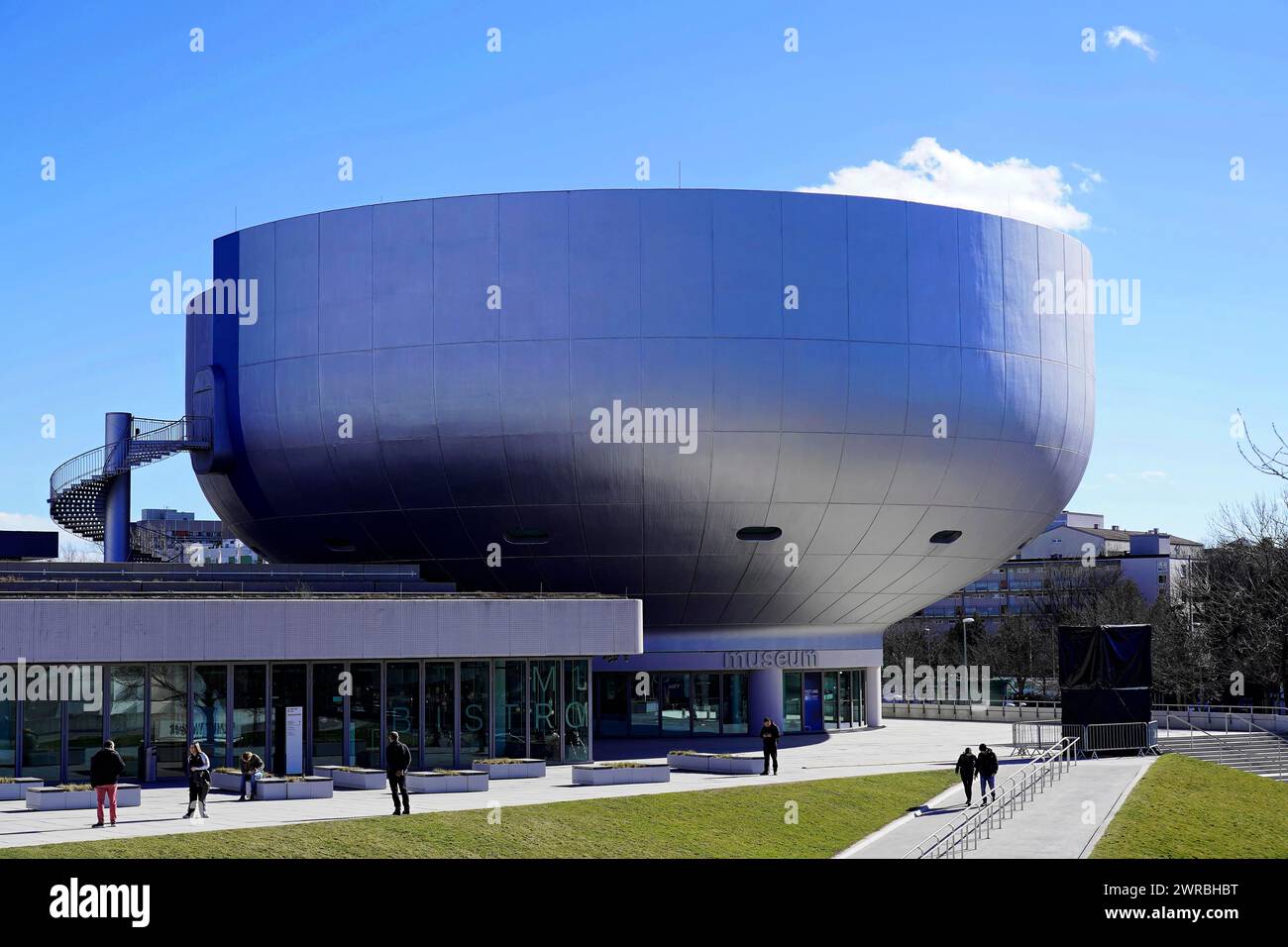 Ein futuristisches Museum mit metallischer Oberfläche und einzigartiger Designsprache, BMW WELT, München, Deutschland Stockfoto