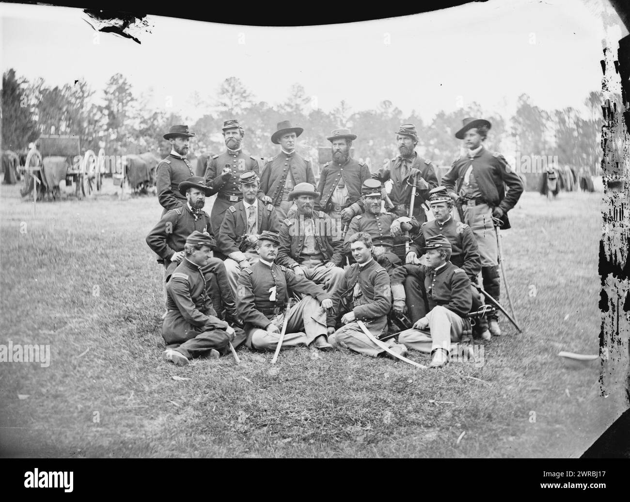 Fair Oaks, Virginia (Umgebung). Brigadeoffiziere der Pferdeartillerie unter dem Kommando von Lt. Colonel William Hays, Foto zeigt Lt. Robert Clarke (1. Reihe, 2. Von links); Captain John C. Tidball (3. Reihe, 2. Von rechts); Lt. William N. Dennison (3. Reihe, ganz rechts); und Captain Alexander C.M. Pennington (2. Sitzreihe, 2. von links). Identifikation basierend auf Namen, die mit verwandtem Glasnegativ LC-B811-435A. gefunden wurden, Gibson, James F., 1828-, Fotograf, 1862. Mai, Vereinigte Staaten, Geschichte, Bürgerkrieg, 1861-1865, Glasnegative, 1860-1870, Stereographen, 1860-1870 Stockfoto