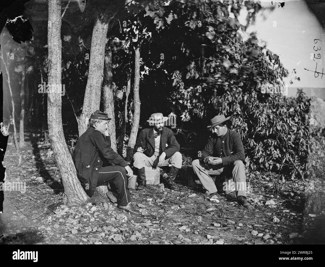 Elk Mountain, Maryland. Lts. Edward C. Pearce, John C. Babcock und Rockwell (Mitte), Gardner, Alexander, 1821–1882, Fotograf, 1862 Okt., Vereinigte Staaten, Geschichte, Bürgerkrieg, 1861-1865, Glasnegative, 1860-1870, Stereographen, 1860-1870, 1 negativ: Glas, Stereograph, feuchtes Kollodion, 4 x 10 Zoll Stockfoto