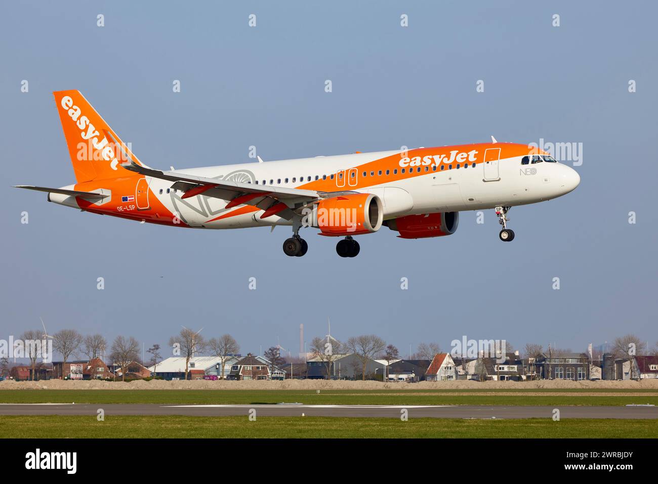 EasyJet Europe Airbus A320-251N mit der Registrierung OE-LSP (Special Livery NEO Livery), der sich der Polderbaan nähert, Amsterdam Schiphol Airport in Stockfoto