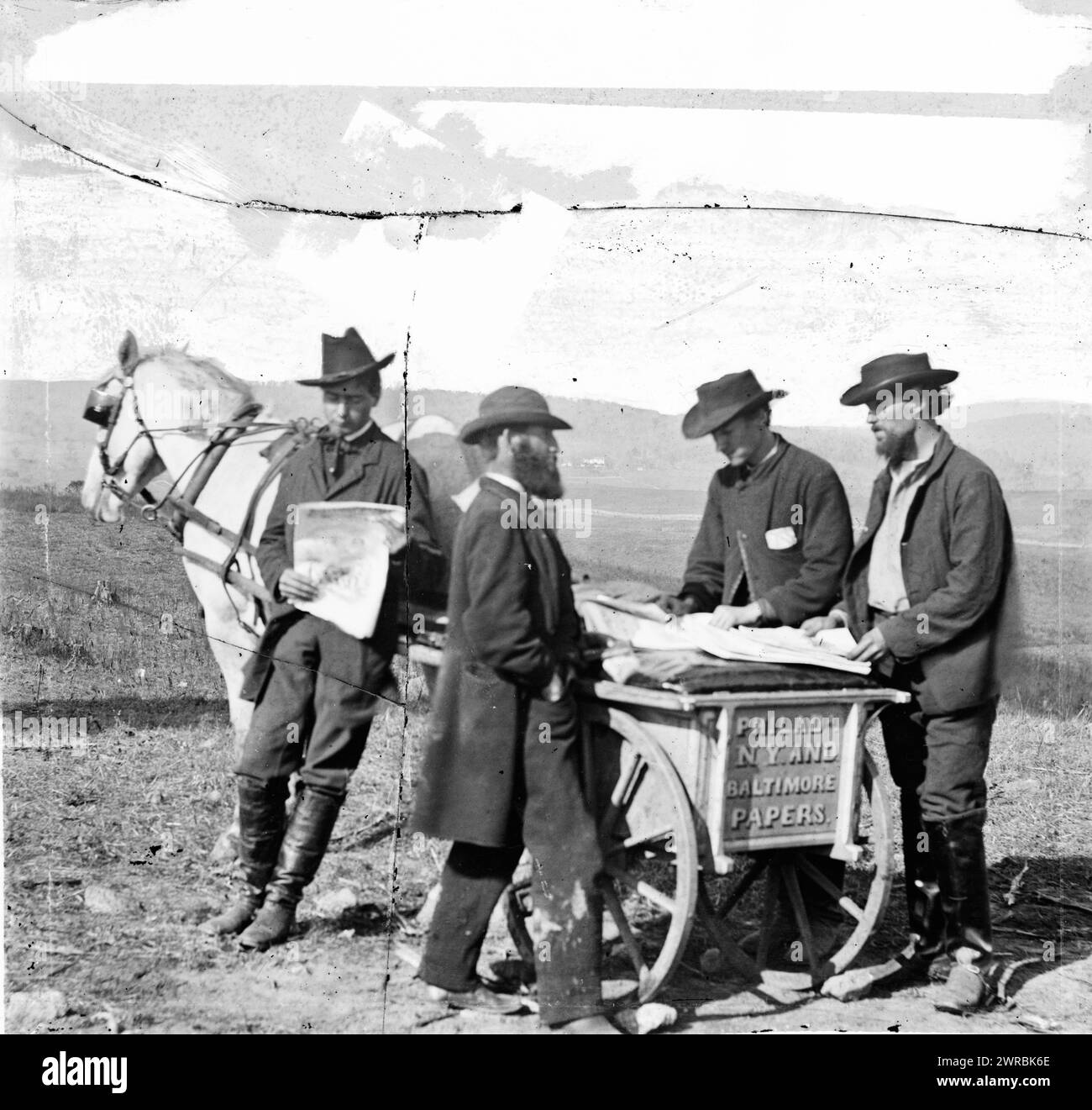 Virginia. Zeitungsverkäufer und Wagen im Lager, Foto vom östlichen Kriegsschauplatz Meade in Virginia, August-November 1863. Gardner, Alexander, 1821-1882, Fotograf, 1863. November, Vereinigte Staaten, Geschichte, Bürgerkrieg, 1861-1865, Kommunikation, feuchte Kollodeonnegative, feuchte Kollodeonnegative, 1 negativ: Glas, feuchtes Kollodion Stockfoto