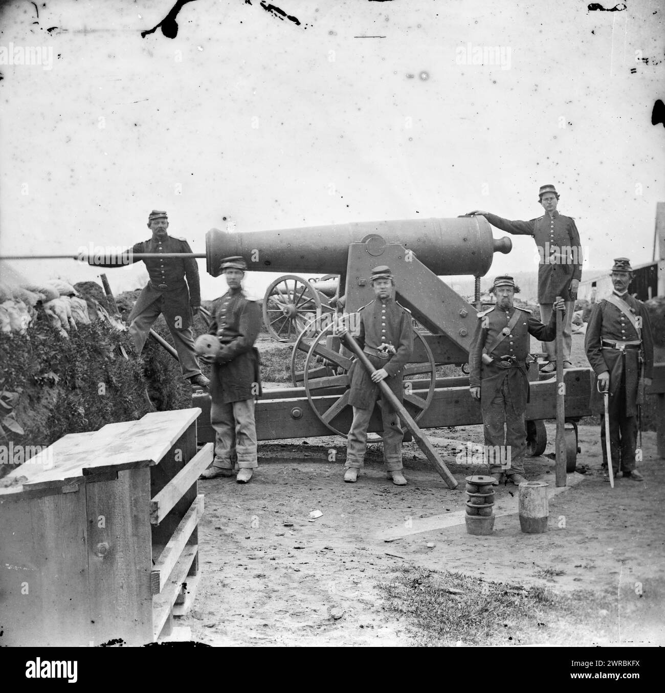 Arlington, Virginia. Soldaten der 4. New Yorker schweren Artillerie beladen 24-pdr. Belagerungspistole auf Holzbarbette (Ingalls Battery? Das Foto zeigt sechs nicht identifizierte Soldaten des 4. New York Heavy Artillery Regiments in Uniform in Fort Corcoran oder Fort Ethan Allen, Virginia. Soldaten des 4. New York Heavy Artillery Regiment waren in beiden Forts, 1862., Vereinigte Staaten, Geschichte, Bürgerkrieg, 1861-1865, Glasnegative, 1860-1870., Stereographen, 1860-1870, Glasnegative, 1860-1870, 1 negativ (2 Platten): Glas, Stereogramm Stockfoto