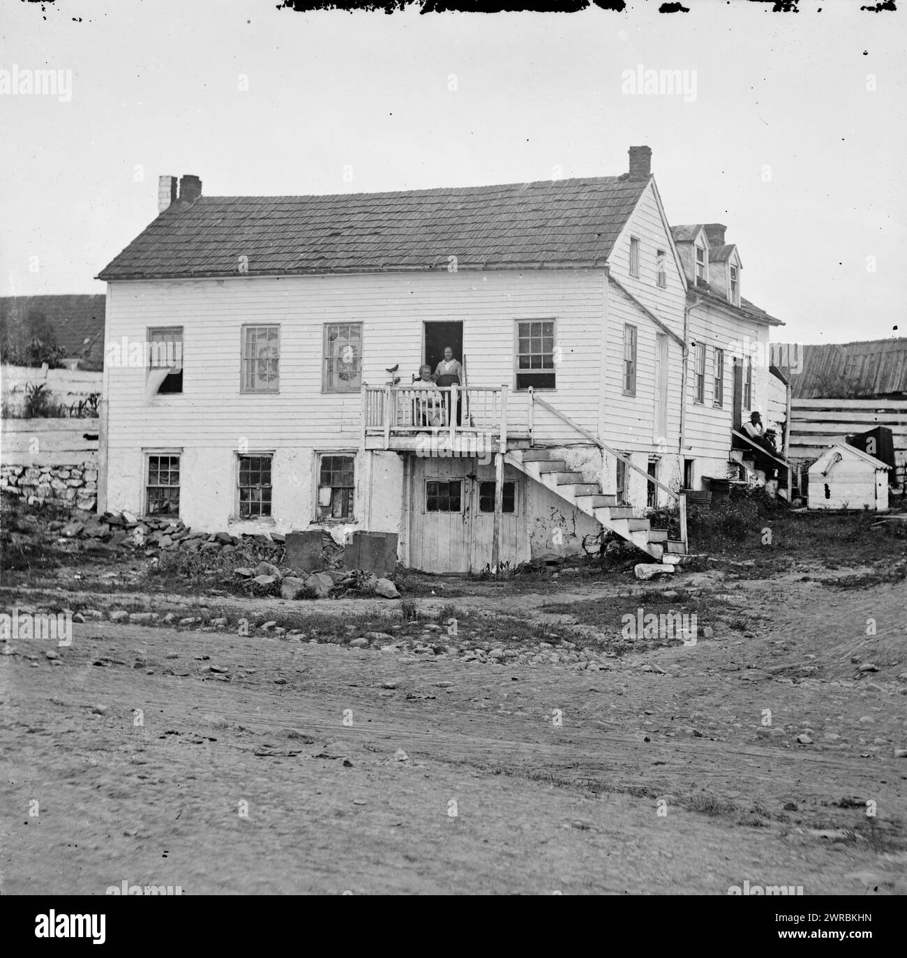 Gettysburg, Pennsylvania. John L. Burns Cottage. (Brennt in der Tür), Foto zeigt den Fotografen Mathew Brady, der auf der unteren Stufe der Treppe auf der rechten Seite des Hauses sitzt. Brady's National Photographic Portrait Galleries, Fotograf, 1863. Juli., Brady, Mathew B., CA. 1823-1896, Glasnegative, 1860-1870., Stereographen, 1860-1870, Glasnegative, 1860-1870, 1 negativ (2 Platten): Glas, Stereogramm, nasses Kollodion Stockfoto