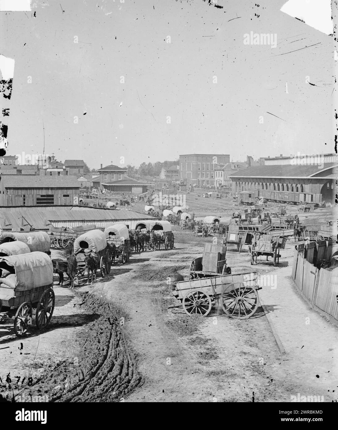 Atlanta, Georgia. Bundesarmee Waggons Eisenbahndepot, Barnard, George N., 1819-1902, Fotograf, 1864., Vereinigte Staaten, Geschichte, Bürgerkrieg, 1861-1865, Glasnegative, 1860-1870., Stereographen, 1860-1870, Glasnegative, 1860-1870, 1 negativ (2 Platten): Glas, Stereogramm, feuchtes Kollodion Stockfoto