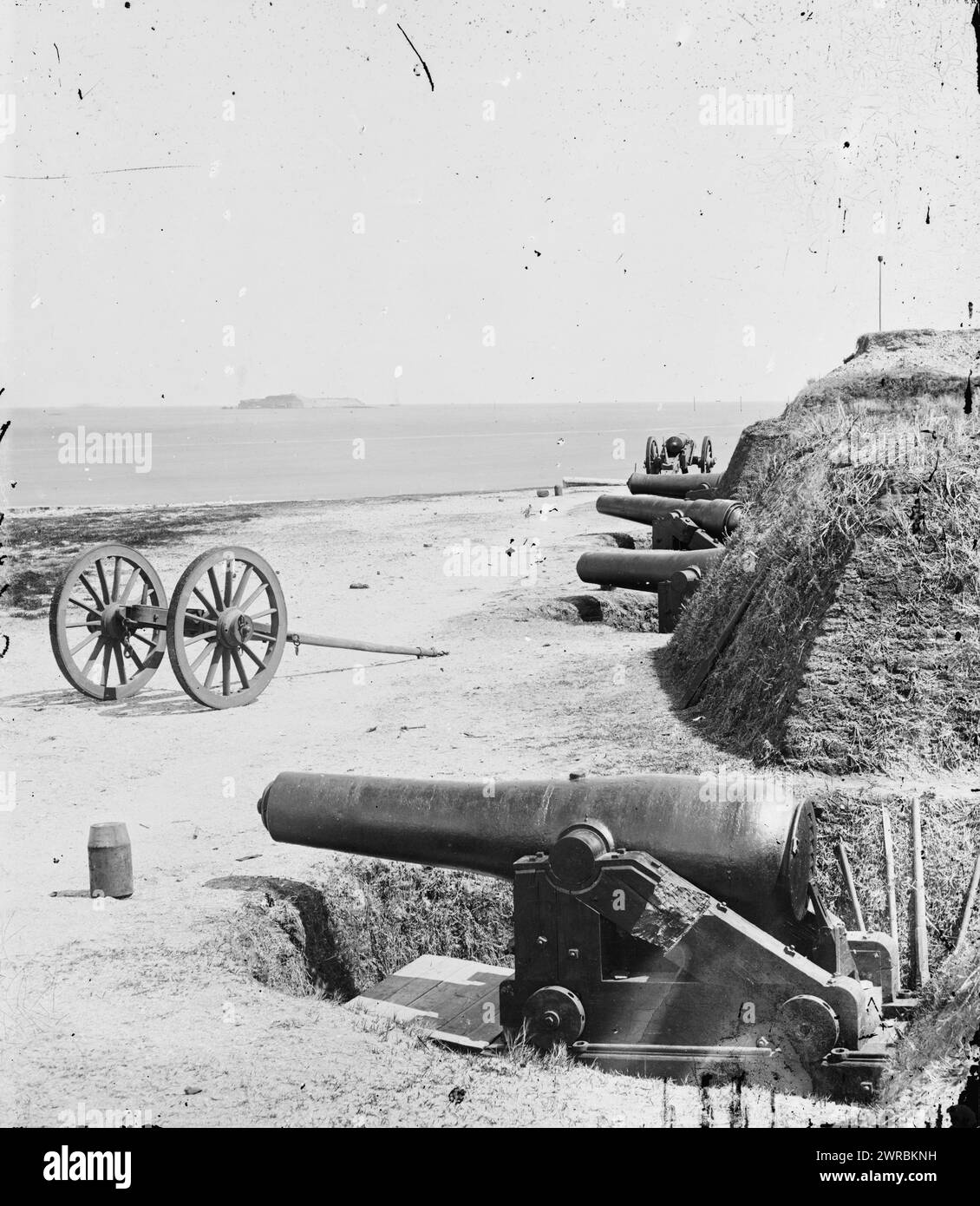 Charleston, S.C. Battery of Confederate Fort Johnson; Fort Sumter in Distanz, Fotografien der Federal Navy und Seefahrten gegen die Atlantikküste der Konföderation, insbesondere von Charleston, S.C., 1863-1865., Barnard, George N., 1819-1902, Fotograf, 1865., Vereinigte Staaten, Geschichte, Bürgerkrieg, 1861-1865, militärische Einrichtungen, Stereographen, 1860-1870., Stereographen, 1860-1870, Nass-Kollodeonnegative, 1 negativ (2 Platten): Glas, Stereograph, Nass-Kollodium Stockfoto