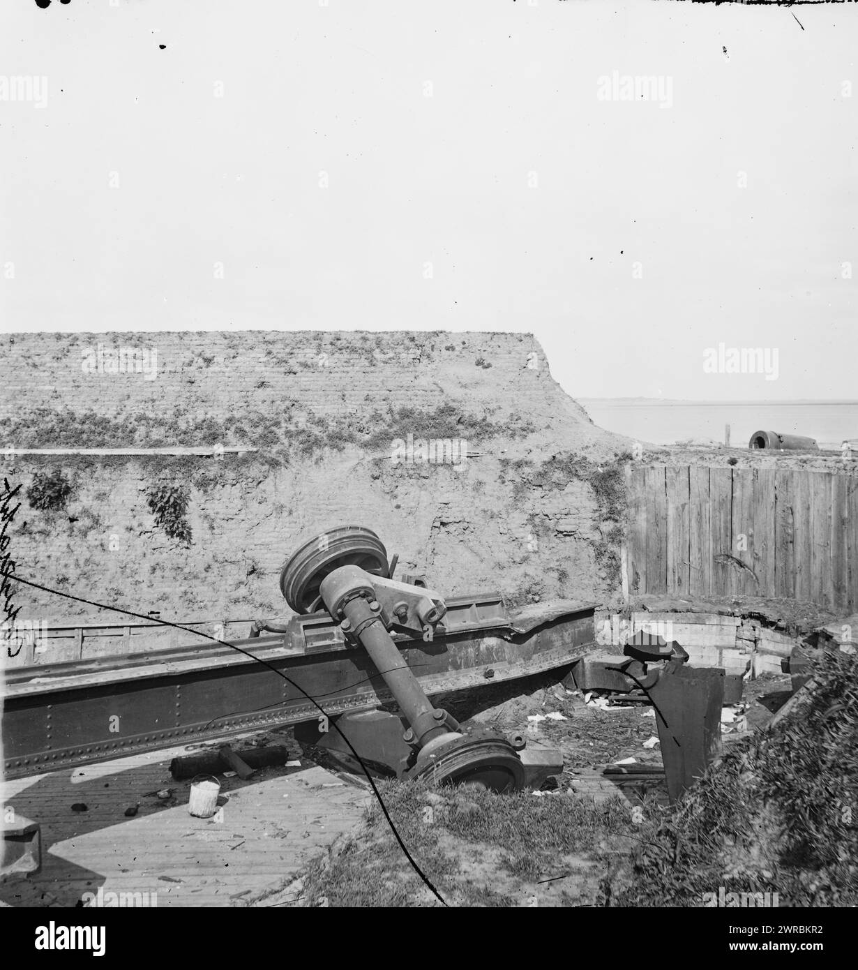 Charleston, South Carolina. Wracked Carry of Blakely Gun Battery, 1865. April, Vereinigte Staaten, Geschichte, Bürgerkrieg, 1861-1865, Glasnegative, 1860-1870., Stereographen, 1860-1870, Glasnegative, 1860-1870, 1 negativ (2 Platten): Glas, Stereogramm, nasses Kollodion Stockfoto