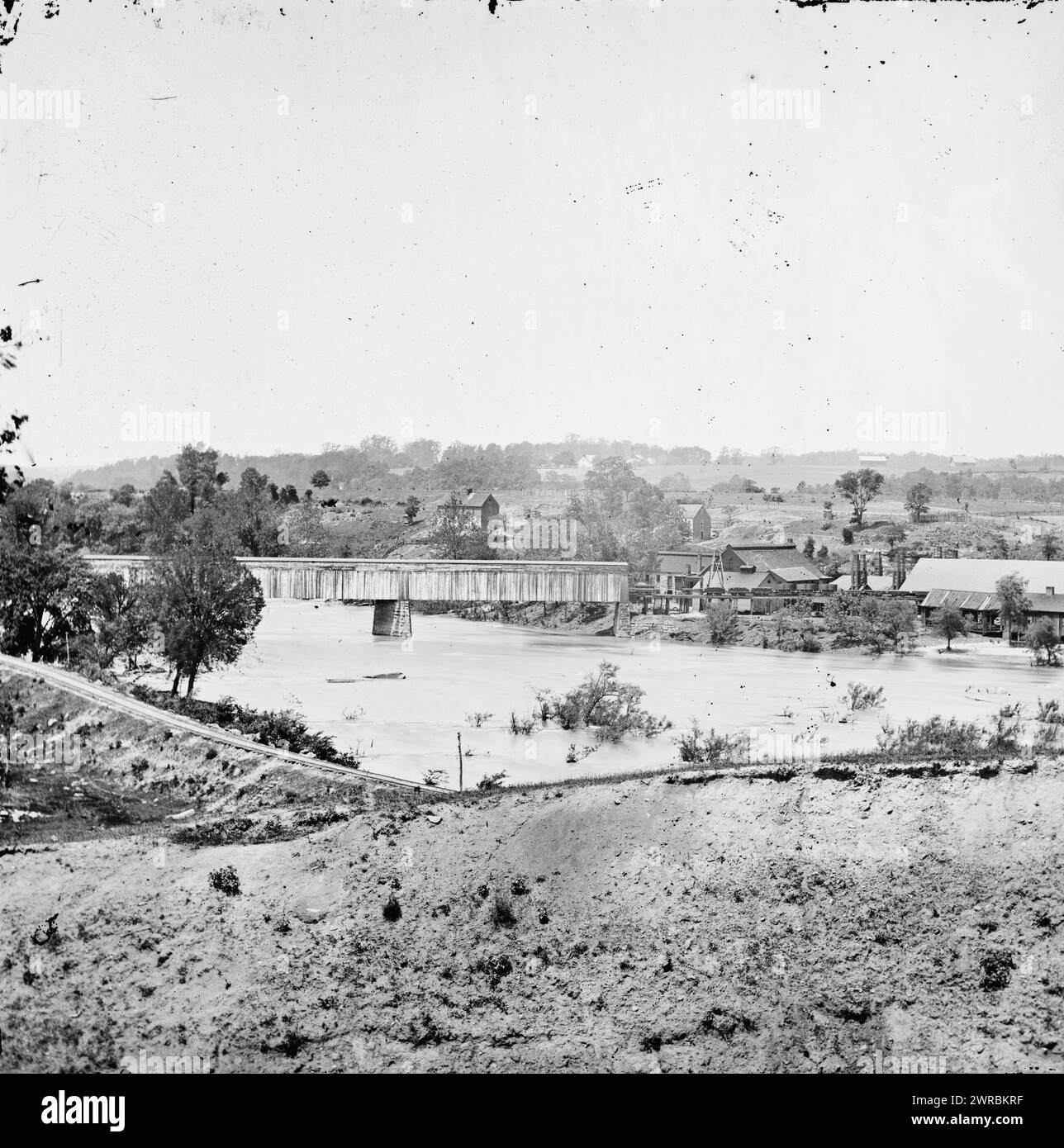 Richmond, Virginia Eisenbahnbrücke und Old Dominion Iron and Nail Works auf Belle Isle, Foto des wichtigsten östlichen Kriegstheaters, Fallen Richmond, April-Juni 1865., 1865 April., Vereinigte Staaten, Geschichte, Bürgerkrieg, 1861-1865, Transport, Stereographen, 1860-1870., Stereographen, 1860-1870, Nass-Kollodeonnegative, 1 negativ (2 Platten): Glas, Stereograph, Nass-Kollodium Stockfoto