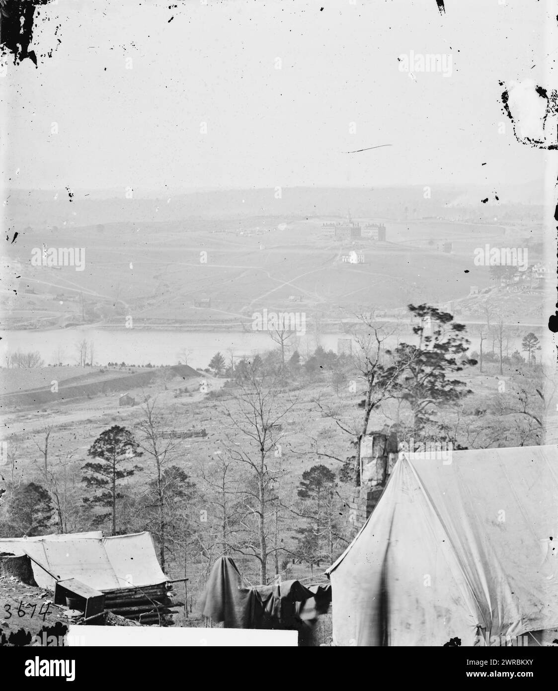 Knoxville, Tenn. Umgebung von Knoxville vom Südufer des Tennessee River aus gesehen; East Tennessee University in Mittelweite, Foto vom Krieg im Westen. Diese Fotos sind von der Belagerung von Knoxville, November bis Dezember 1863. Die schwierige strategische Lage der Bundesarmeen nach Chicamauga ermöglichte Bragg, eine Truppe unter Longstreet abzusetzen, die darauf abzielte, Burnside aus East Tennessee zu vertreiben und ihn in Knoxville zu sperren, was er erfolgreich verteidigte. Diese Ansichten, die nach dem Rückzug von Longstreet am 3. Dezember aufgenommen wurden, umfassen eine der Strawberry Plains Stockfoto