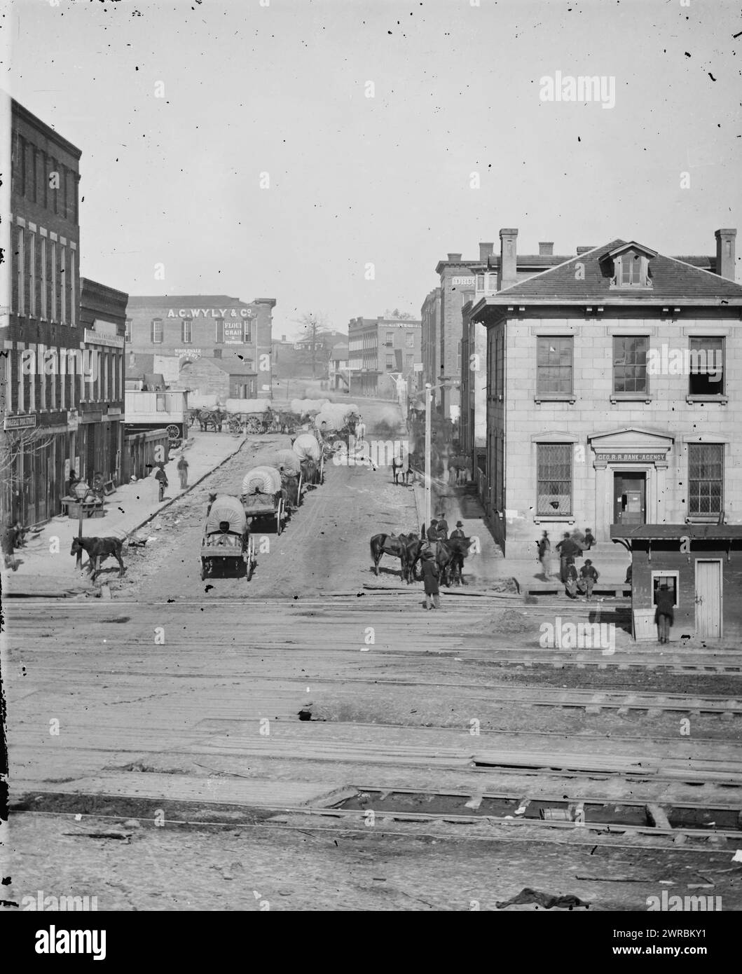 Atlanta, Ga Blick nach Norden über die Gleise auf der Whitehall Street, mit Wagenzug, Foto vom Krieg im Westen. Diese Fotos sind von Sherman in Atlanta, September-November 1864. Nach dreieinhalb Monaten unaufhörlicher Manövriermanöver und harter Kämpfe zwang Sherman Hood, das Munitionszentrum der Konföderation aufzugeben. Sherman blieb dort, ruhte seine vom Krieg getragenen Männer aus und sammelte Vorräte, für fast zweieinhalb Monate. Während der Besetzung war George N. Barnard, offizieller Fotograf des Chief Engineer's Office Stockfoto