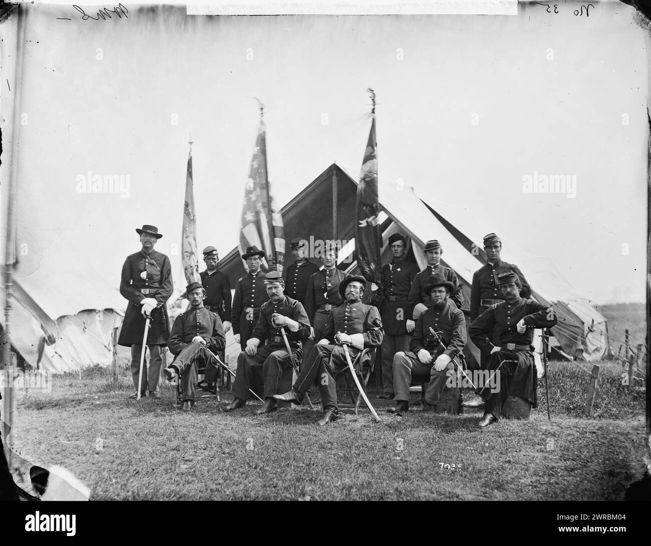 Porträt von Captain William H. Terwilliger, Offizier der Bundesarmee, und Offizieren, Kompanie A, 63d New York Infantry, Nähe von Washington, D.C., Smith, William Morris, Fotograf, Juni 1865, United States., Army., New York Infantry Regiment, 63. (1861-1865), Porträtfotos., Porträtfotos, nasse Kollodeonnegative, 1 negativ: Glas, feuchtes Kollodion Stockfoto