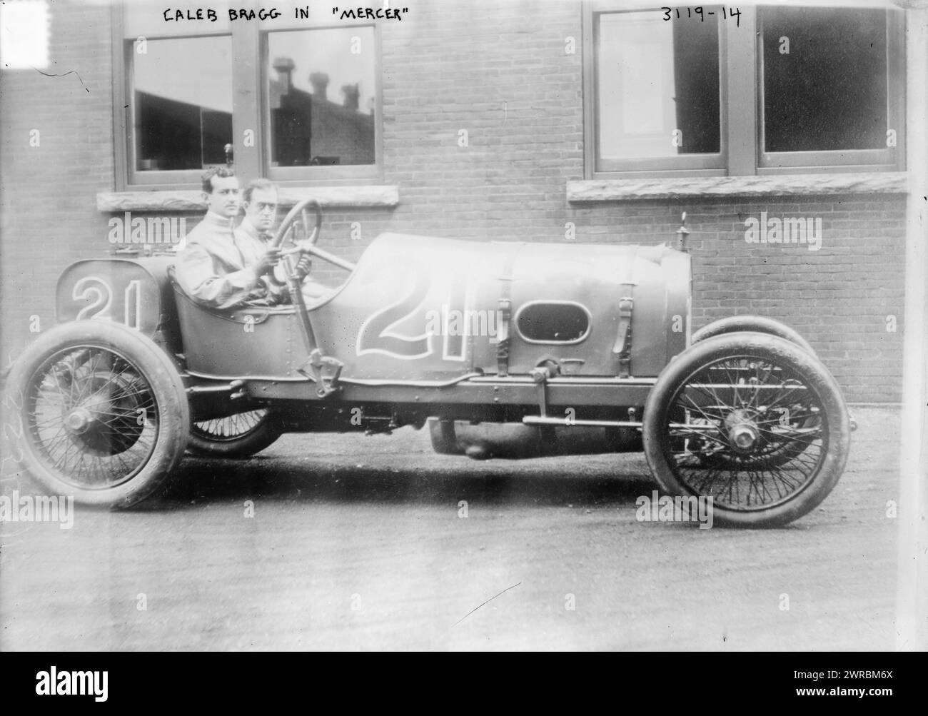 Caleb Bragg in MERCER, Foto zeigt den amerikanischen Rennfahrer Caleb Smith Bragg (1885–1943) in seinem Rennwagen., zwischen ca. 1910 und ca. 1915, Automobilrennen, Glasnegative, 1 negativ: Glas Stockfoto