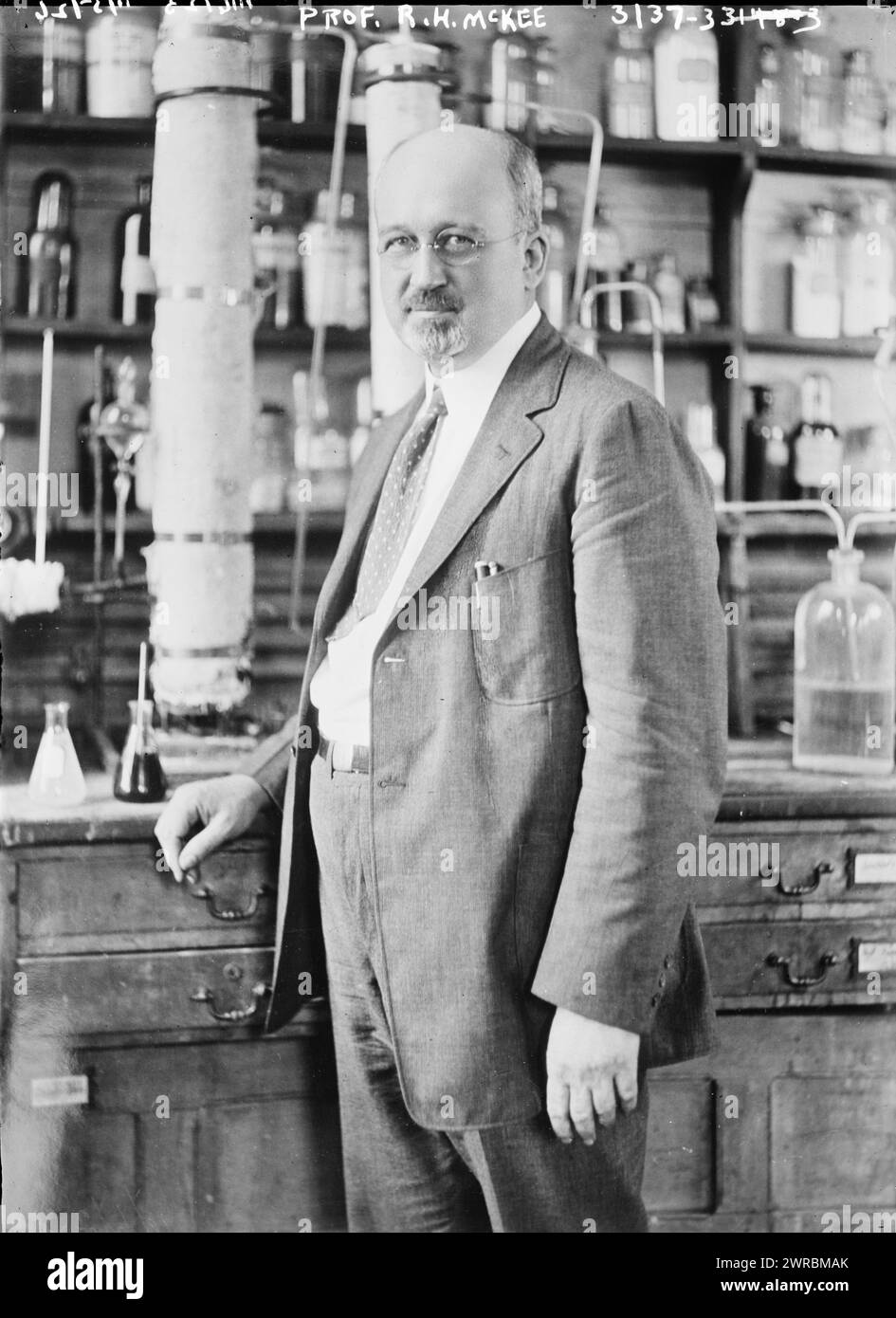 Prof. R.H. McKee, Foto zeigt Ralph H. McKee, Professor für Chemieingenieurwesen an der Columbia University, spezialisiert auf angewandte organische Chemie. 1910 und ca. 1915, Glasnegative, 1 negativ: Glas Stockfoto