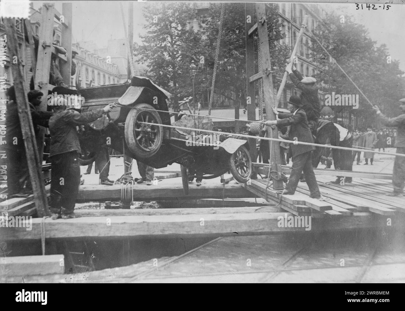 Wenn Sie ein Taxi vom Loch in der Pariser Straße nehmen, zeigt das Foto, dass ein Taxi aus einem eingestürzten Abschnitt der Rue St. gezogen wird Augustin in Paris, nach einem heftigen Regensturm am 15. Juni 1914., 1914. Juni, Glass negative, 1 negative: Glass Stockfoto