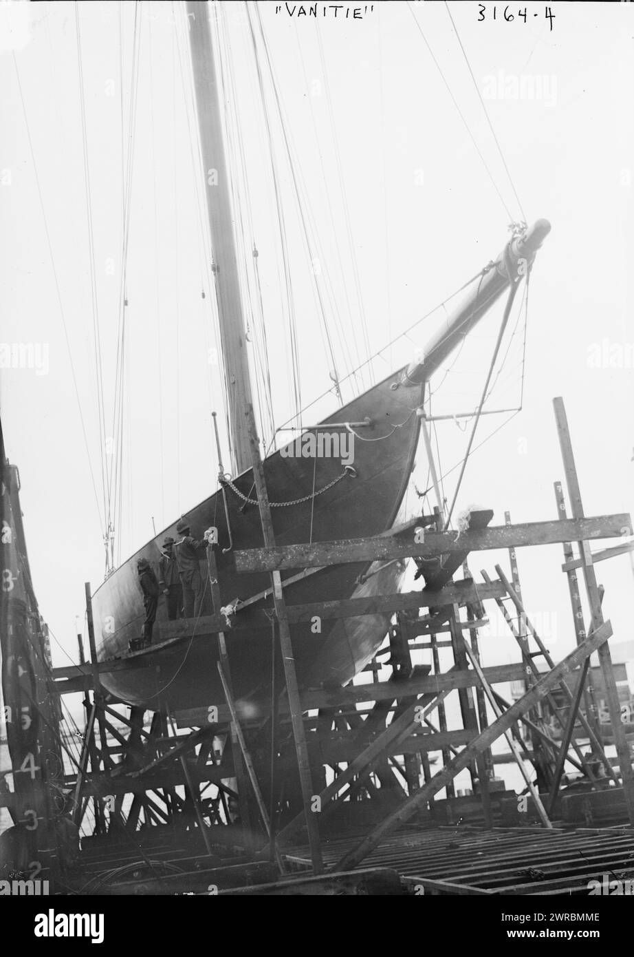 VANITIE, Foto zeigt Alexander Smith Cochrans Yacht Vanitie, die ausgewählt wurde, um den America's Cup gegen Sir Thomas Liptons Yacht Resolute im Jahr 1914 zu verteidigen. 1910 und ca. 1915, Glasnegative, 1 negativ: Glas Stockfoto