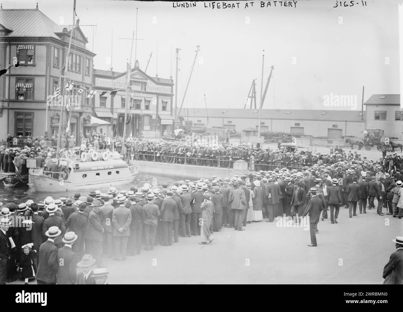 Lundin Rettungsboot bei Battery, Foto zeigt das Lundin Power Rettungsboot bei The Battery, New York City, bevor es mit den frisch vermählten Einar Sivard und Signe Holm Sivard auf eine Reise über den Atlantik geht. Sivard war Superintendent der Welin Manufacturing Co., die Lundin Rettungsboote baute., 1914. Juli, Glass negative, 1 negative: Glass Stockfoto