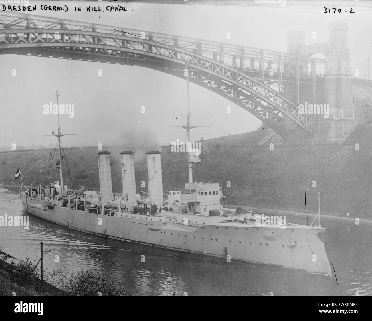 DRESDEN (Keim) Im Kieler Kanal zeigt das Foto den leichten Kreuzer SMS Dresden, der durch den Kieler Kanal in Deutschland fährt, zwischen ca. 1910 und ca. 1915, Glasnegative, 1 negativ: Glas Stockfoto