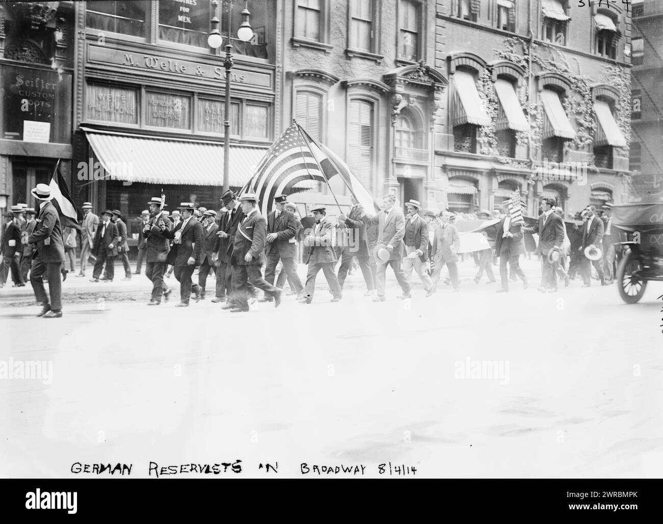 Deutsche Reservisten am Broadway, d. h. Fifth Avenue, Foto zeigt deutsche Reservisten, die zu Beginn des Ersten Weltkriegs auf der Fifth Avenue, New York City marschieren, 4. August 1914, Weltkrieg, 1914-1918, Glasnegative, 1 negativ: Glas Stockfoto