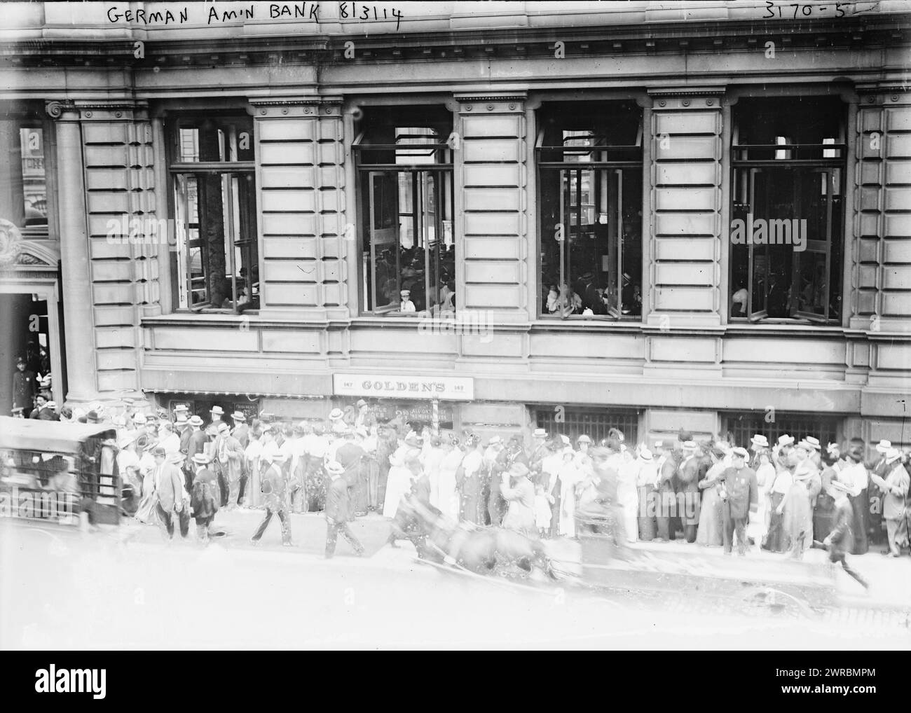 Deutsch - am'n, amerikanische Bank 14.03., Foto zeigt Personen, die sich vor dem Eingang der Deutschen Sparkasse aufgereiht haben, 147 Fourth Avenue, New York City, zu Beginn des Ersten Weltkriegs, 3. August 1914, Glasnegative, 1 negativ: Glas Stockfoto