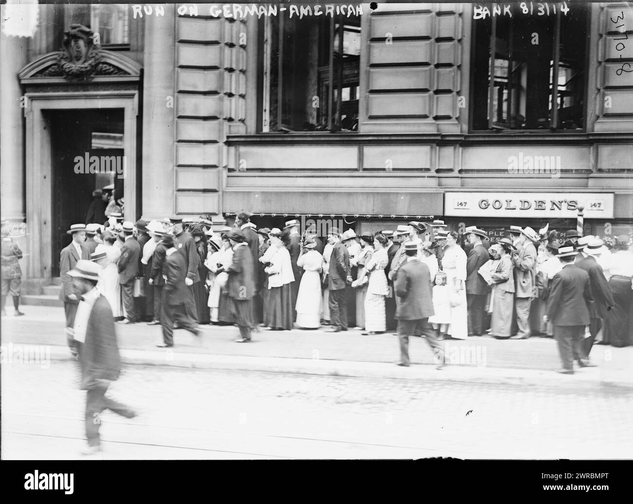 Run on German American Bank, Foto zeigt Personen, die vor einem Eingang zur Deutschen Sparkasse, 147 Fourth Avenue, New York City, zu Beginn des Ersten Weltkriegs, 3. August 1914, Glasnegative, 1 negativ: Glas Stockfoto
