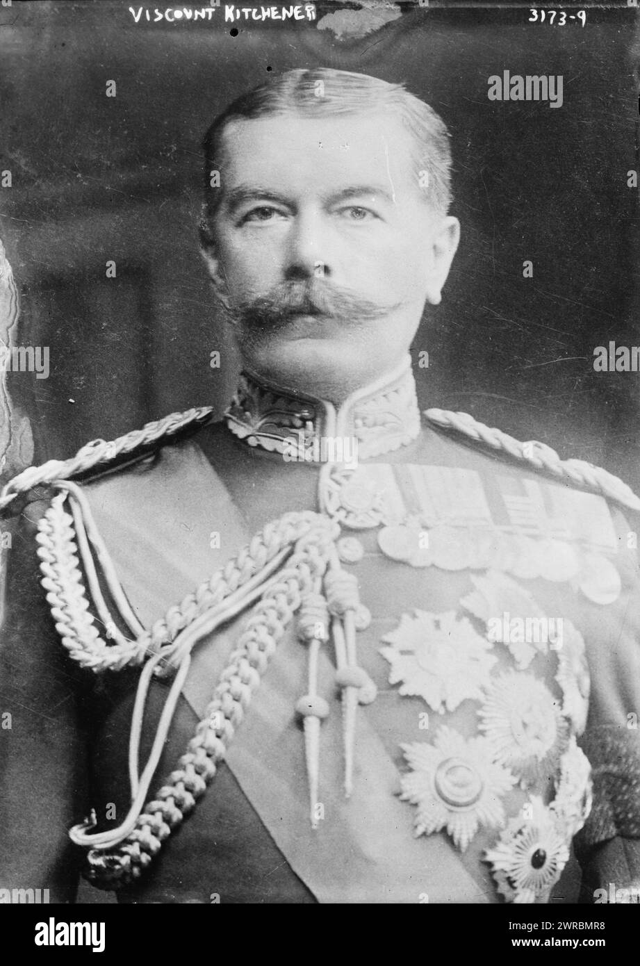 Viscount Kitchener, Fotoshow Horatio Herbert Kitchener, 1. Earl Kitchener (1850–1916), ein britischer Feldmarschall und Prokonsul, der im Zweiten Burenkrieg und im Ersten Weltkrieg diente. 1910 und ca. 1915, Glasnegative, 1 negativ: Glas Stockfoto