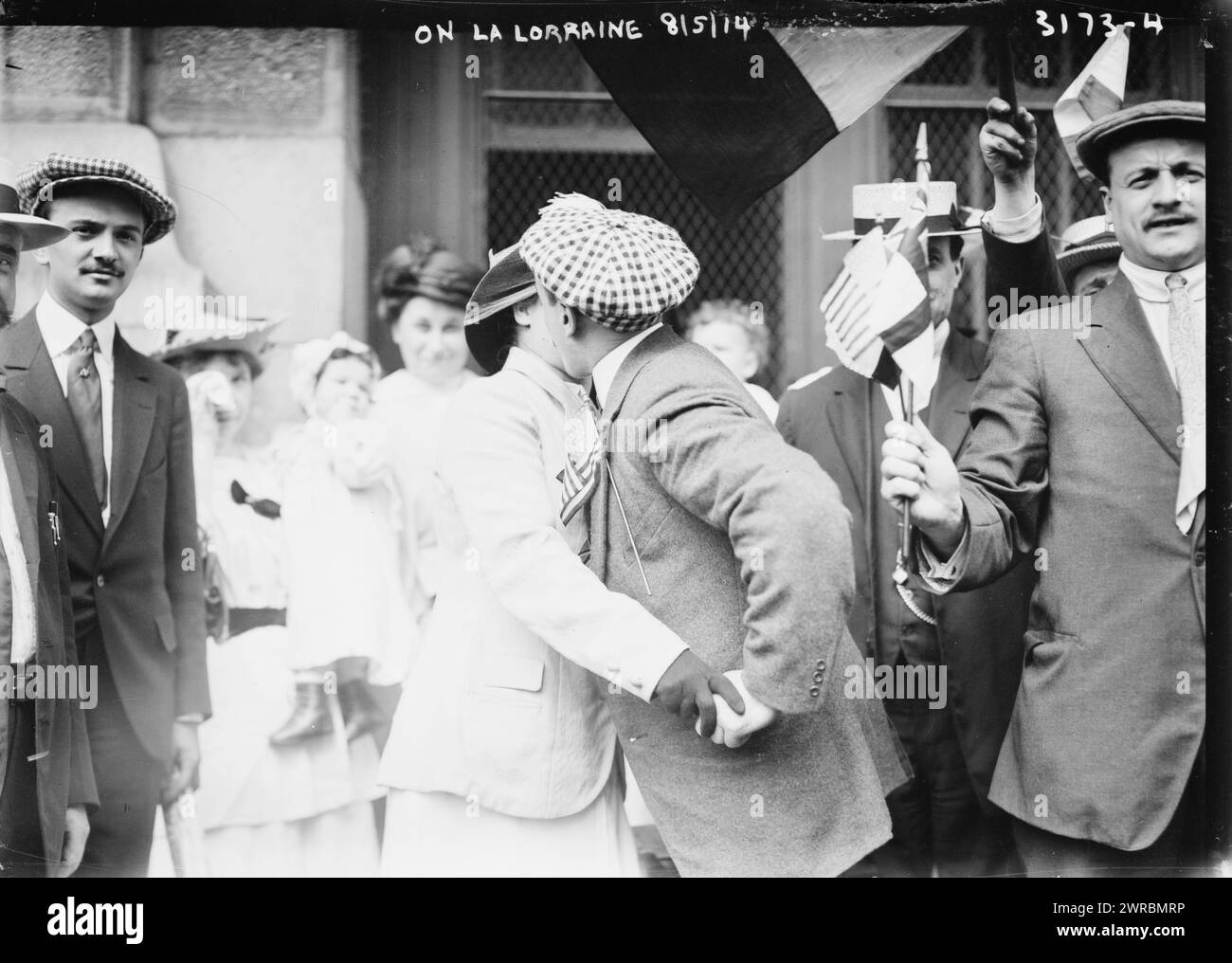 Auf LA LORRAINE am 14. August zeigt das Foto einen Mann, der am Pier der French Line eine Frau küsst, während er sich auf die Abreise nach Europa auf der La Lorraine vorbereitet. Das Schiff verließ New York City im August 1914 für seine letzte transatlantische Überfahrt vor dem Ersten Weltkrieg, 1914 August 5, Glass negative, 1 negative: Glass Stockfoto