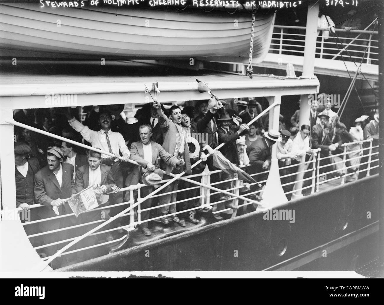 Stewards of OLYMPIC Cheering Reservists on ADRIATIC, Foto zeigt die Stewards der RMS Olympic Cheering Reservists auf der RMS Adriatic., zwischen ca. 1910 und ca. 1915, Glasnegative, 1 negativ: Glas Stockfoto