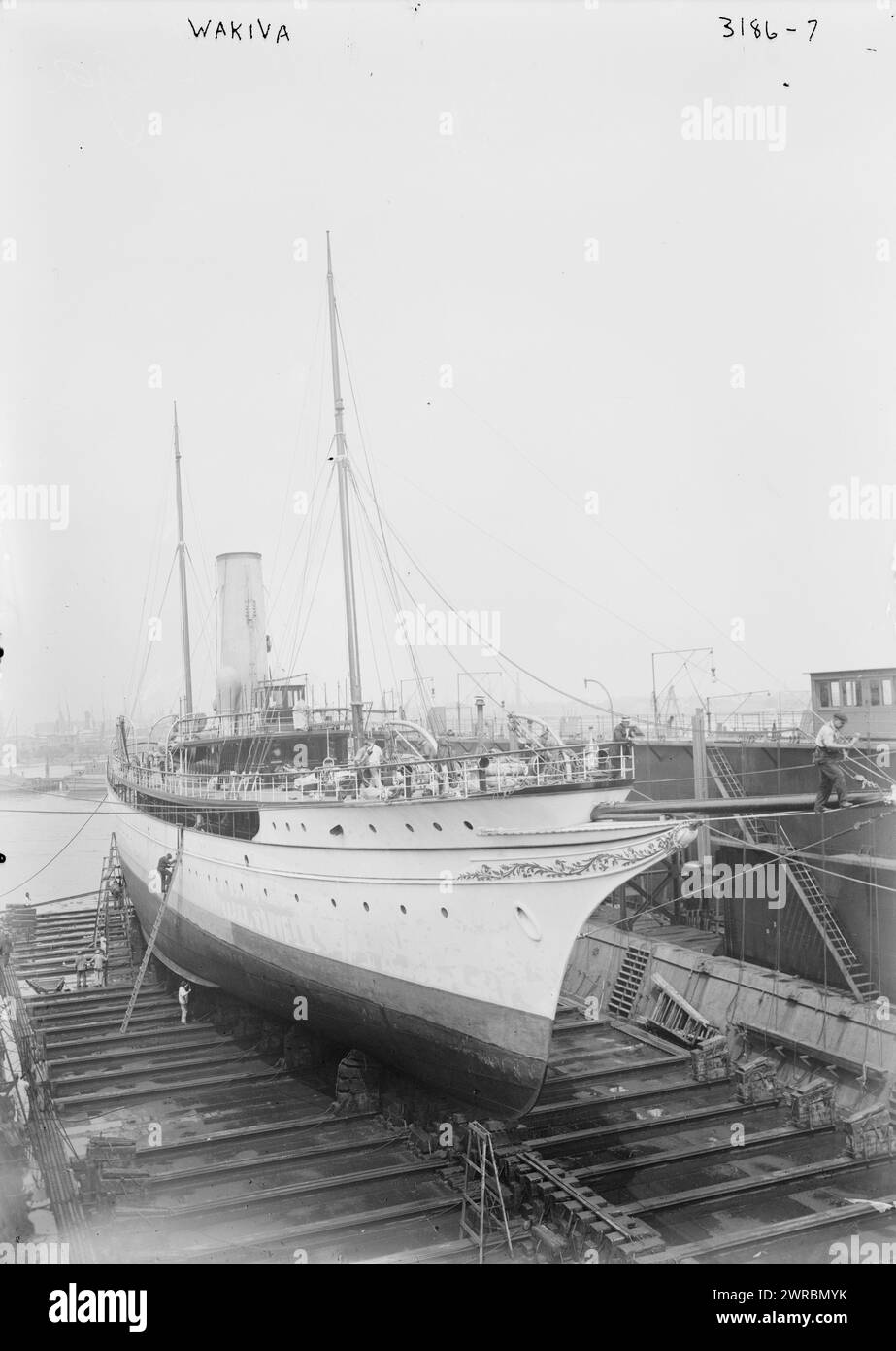 WAKIVA, Foto zeigt die USS Wakiva II (SP-160), eine Dampfyacht, die für Lamon V. Harkness in Schottland gebaut wurde und später während des Ersten Weltkriegs in der US Navy diente. 1910 und ca. 1915, Glasnegative, 1 negativ: Glas Stockfoto