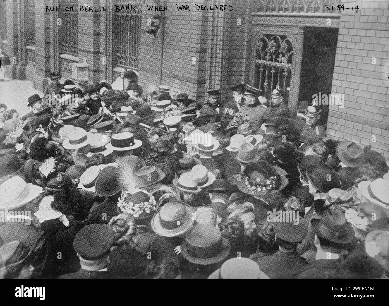 Auf der Berliner Bank laufen, als der Krieg ausgerufen wurde, das Foto zeigt Menschenmengen an der Tür einer Bank in Berlin, Deutschland zu Beginn des Ersten Weltkriegs, 1914. August, Weltkrieg, 1914-1918, Glasnegative, 1 negativ: Glas Stockfoto