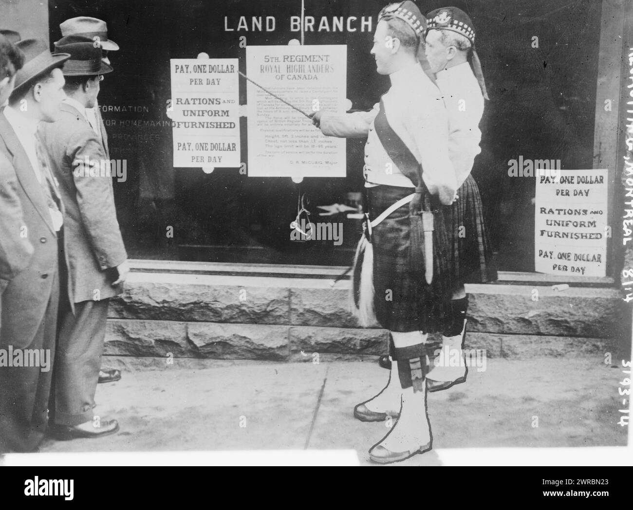 Recruiting, Montreal, 1914, Foto zeigt Soldaten, die vor einem Fenster stehen, das ein Rekrutierungsplakat für das 5. Regiment Royal Highlanders of Canada zeigt, während des Ersten Weltkrieges, 1914, des Zweiten Weltkriegs, 1914-1918, Glasnegative, 1 negativ: Glas Stockfoto