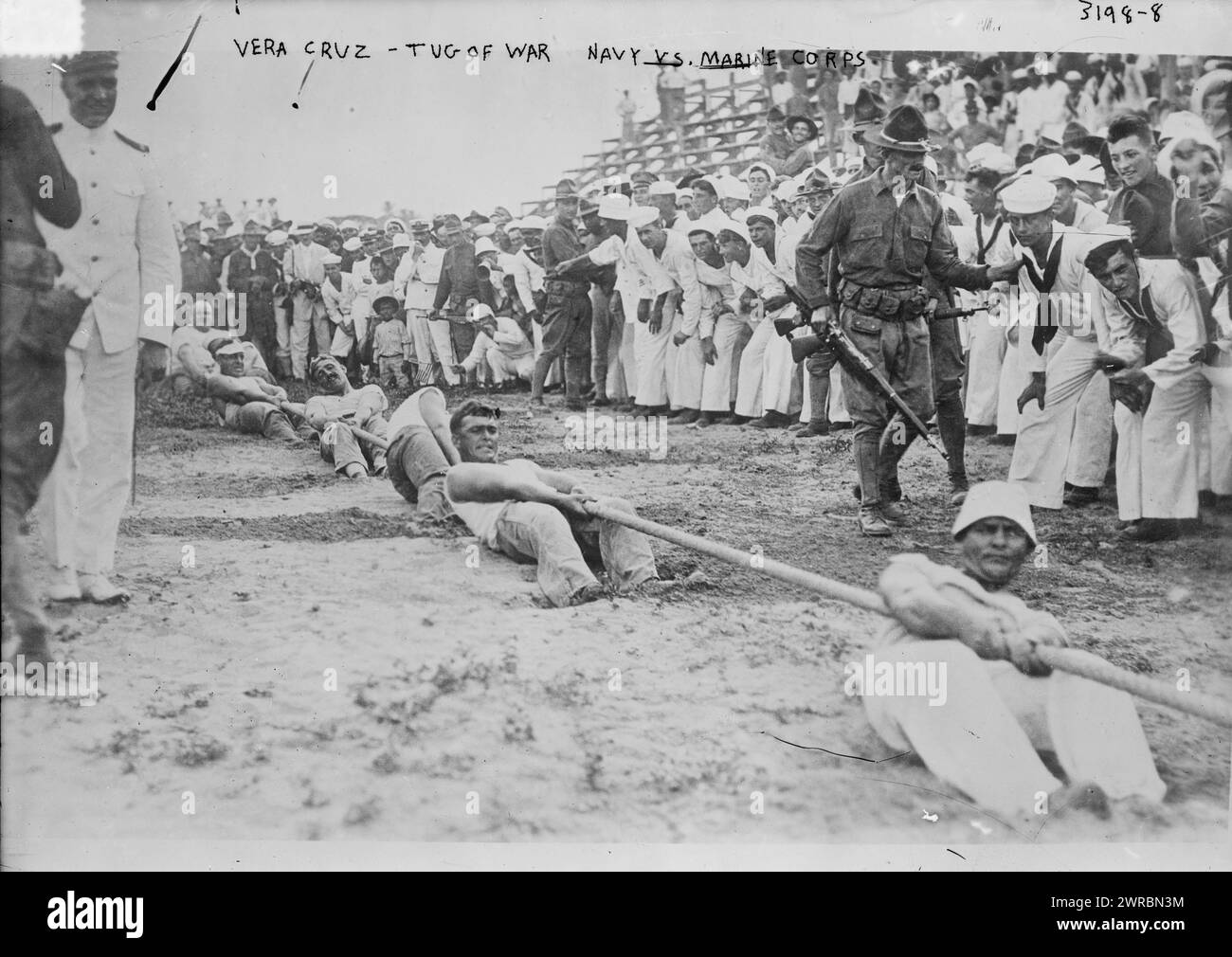 Vera Cruz, Tauziehen des Krieges, Navy vs. Marine Corps, Foto zeigt ein Tauziehen des Krieges zwischen amerikanischen Seeleuten und Marines in Veracruz, Mexiko. Die US-Besetzung von Veracruz, Mexiko, fand während der mexikanischen Revolution statt. Die US-Truppen drangen am 21. April 1914 in die Stadt ein und blieben bis zum 1914. November 1914, Glass negative, 1 negative: Glass Stockfoto