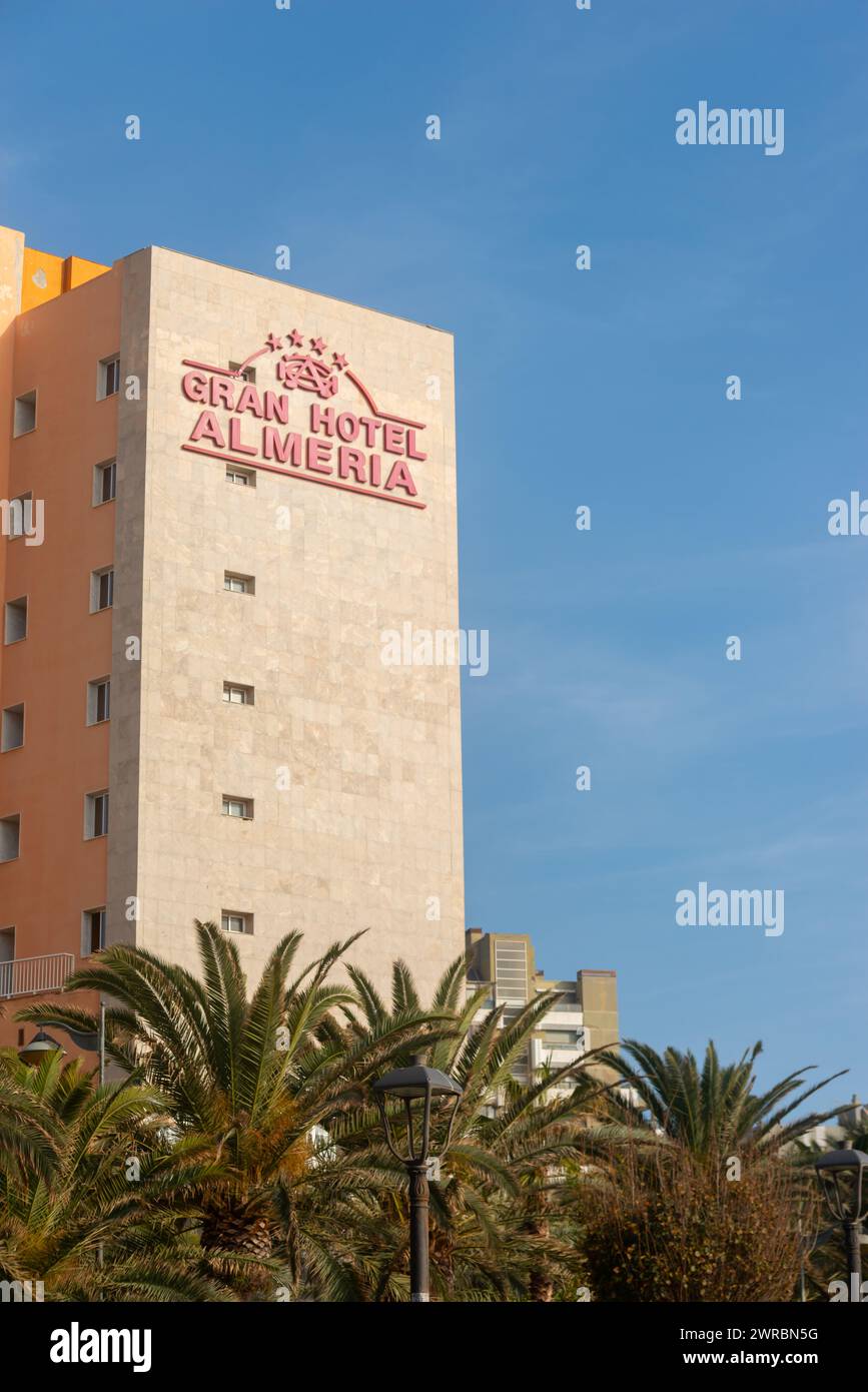 ALMERIA, SPANIEN - 11. DEZEMBER 2023 Gran Hotel Almeria, eines der charakteristischsten Hotels der Stadt mit privilegierter Lage und Blick auf das Mittelmeer Stockfoto