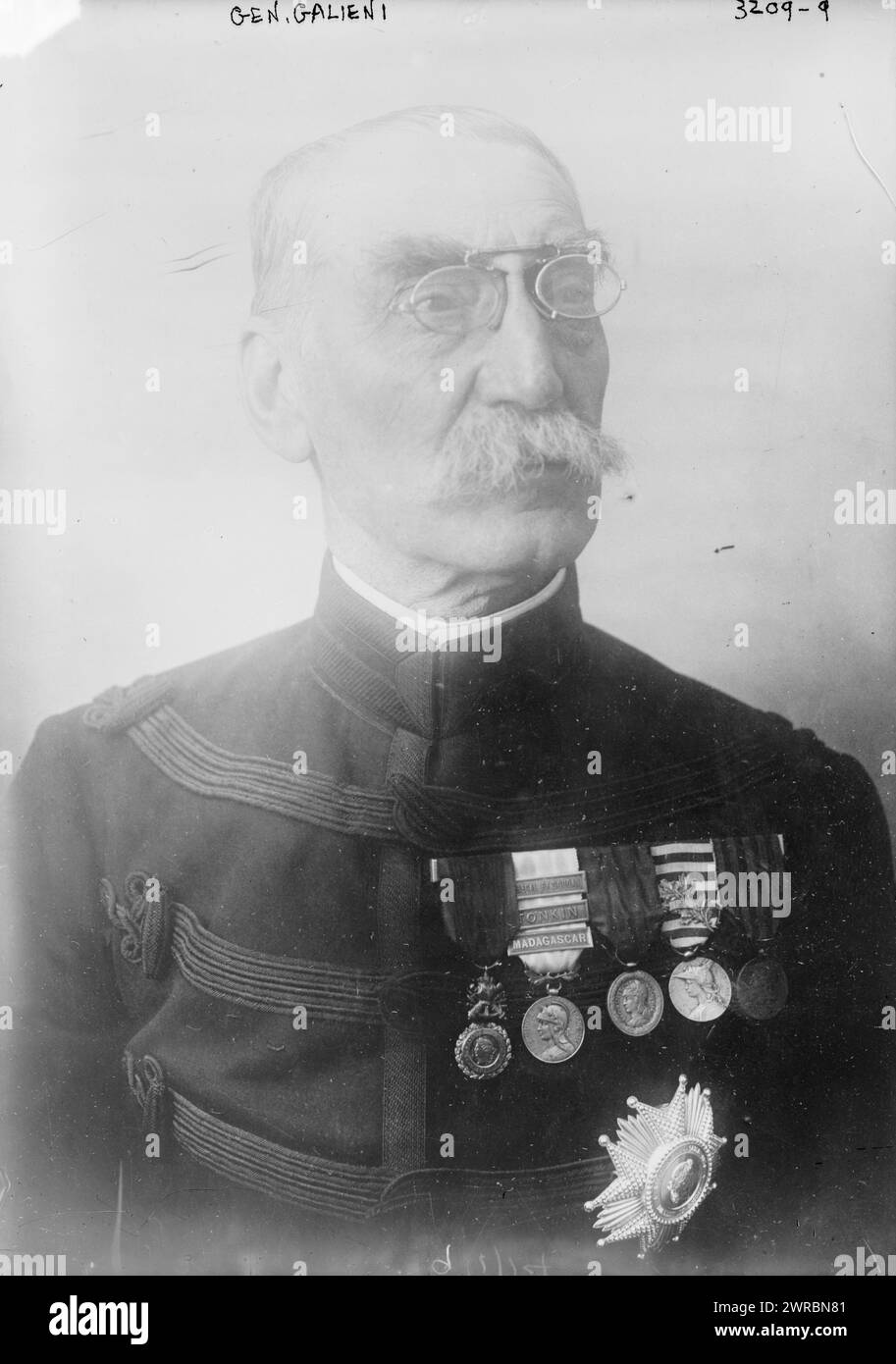 Gen. Galieni, d. h. Gallieni, Foto zeigt Joseph Simon Gallieni (1849–1916), einen französischen General, der während des Ersten Weltkriegs zwischen ca. 1910 und ca. 1915, Glasnegative, 1 negativ: Glas Stockfoto