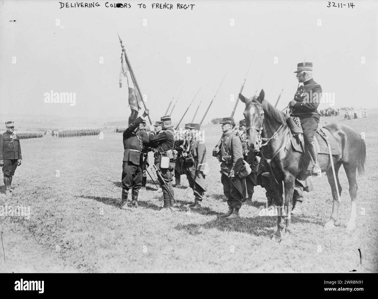 Colors to French Reg't, Foto zeigt französische Soldaten mit Flagge zu Beginn des Ersten Weltkriegs, zwischen ca. 1914 und ca. 1915, Weltkrieg, 1914-1918, Glasnegative, 1 negativ: Glas Stockfoto