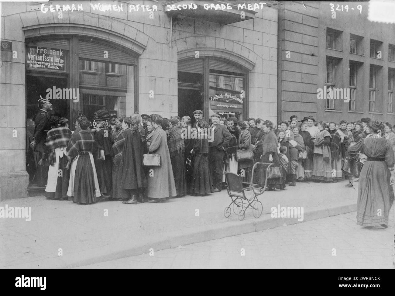 Deutsche Frauen nach Fleisch zweiter Klasse, Foto zeigt deutsche Frauen in der Schlange für Fleisch zu Beginn des Ersten Weltkriegs, 1914, Weltkrieg, 1914-1918, Glasnegative, 1 negativ: Glas Stockfoto