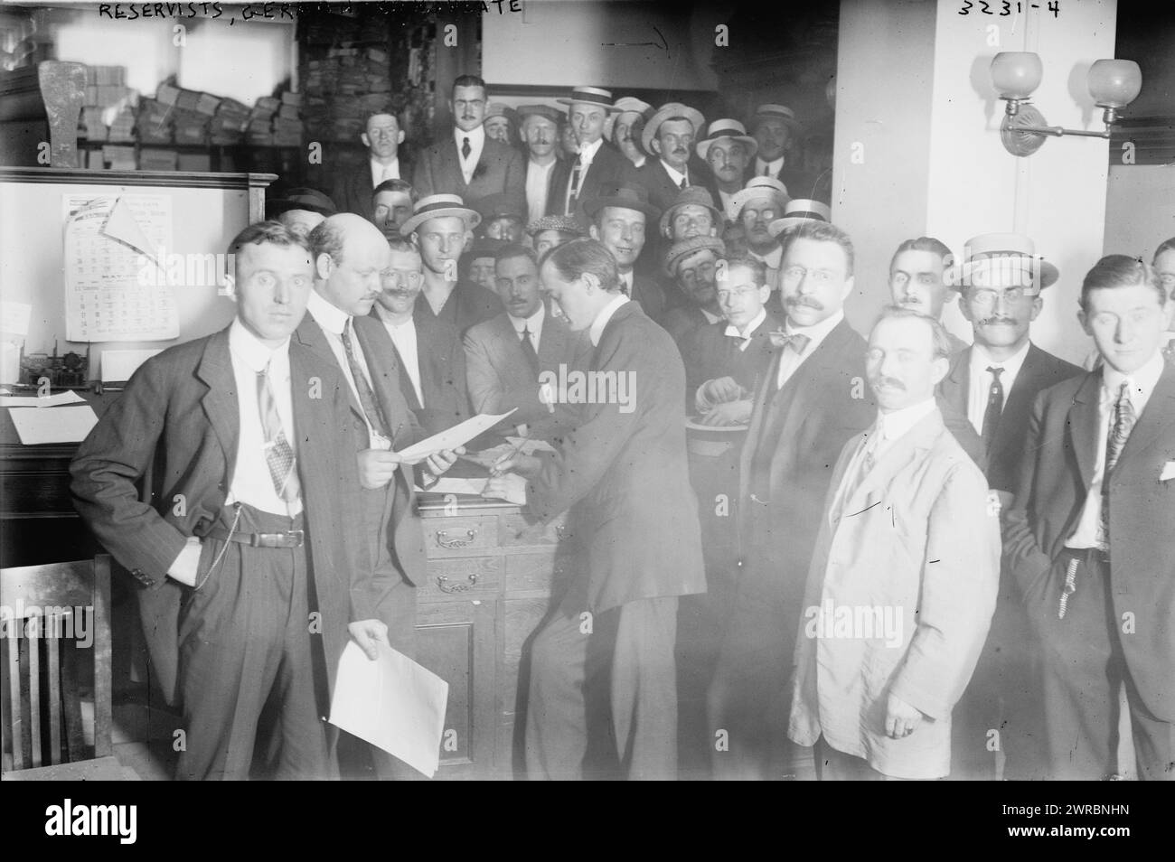 Reservisten, deutsches Konsulat, Foto zeigt deutsche amerikanische Reservisten, im Deutschen Konsulat, New York City, als Teil der deutschen Mobilisierung vor dem Ersten Weltkrieg, 1914 April oder Mai, Weltkrieg, 1914-1918, Glasnegative, 1 negativ: Glas Stockfoto