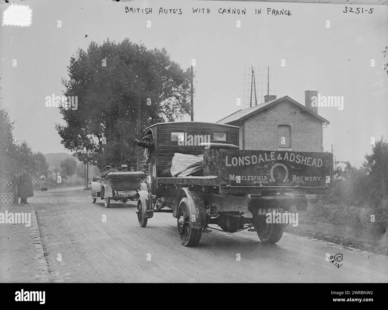 Britische Autos mit Kanone in Frankreich, Foto zeigt einen Lkw mit dem Schild „Landsdale & Adshead, Macclesfield Brewery“, der während des Ersten Weltkriegs in Frankreich eine Kanone transportiert. Zwischen ca. 1914 und ca. 1915, Weltkrieg, 1914-1918, Glasnegative, 1 negativ: Glas Stockfoto