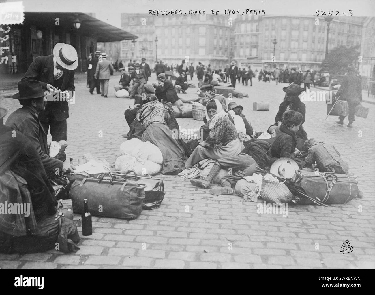 Flüchtlinge, Gare de Lyon, Paris, Foto zeigt Flüchtlinge in Paris während des Ersten Weltkriegs, zwischen ca. 1914 und ca. 1915, Weltkrieg, 1914-1918, Glasnegative, 1 negativ: Glas Stockfoto