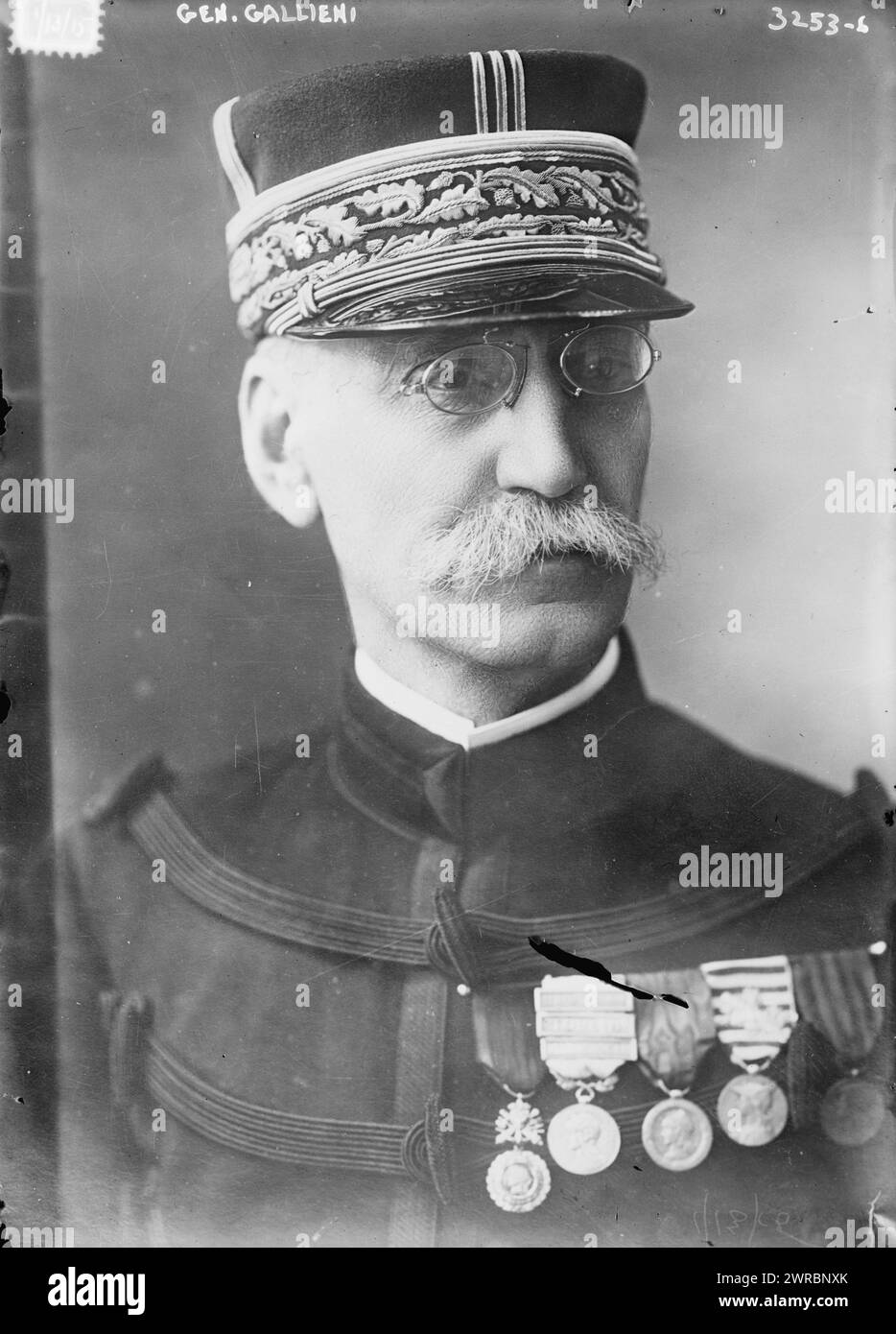 General Gallieni, Foto zeigt den französischen General Joseph-Simon Galliéni (1849–1916), der von 1914 bis 1915 während des Ersten Weltkriegs als Militärgouverneur von Paris diente, 13. Januar 1915, Glas-negative, 1 negativ: Glas Stockfoto