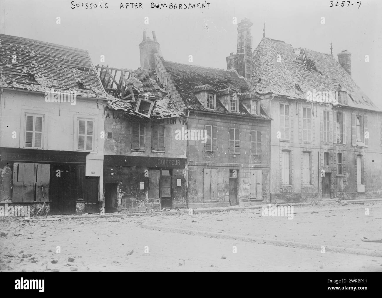 Soissons nach Bombardement, Foto zeigt Gebäude in Soissons, Frankreich nach Bombardements durch deutsche Truppen während des Ersten Weltkrieges, 1914, Weltkrieg, 1914-1918, Glasnegative, 1 negativ: Glas Stockfoto