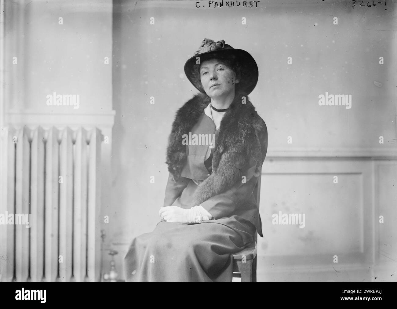 C. Pankhurst, Foto zeigt die englische Suffragistin Dame Christabel Harriette Pankhurst (1880–1958), Mitbegründerin der Women's Social and Political Union (WSPU)., 1918. Dezember 6, Glass negative, 1 negative: Glass Stockfoto