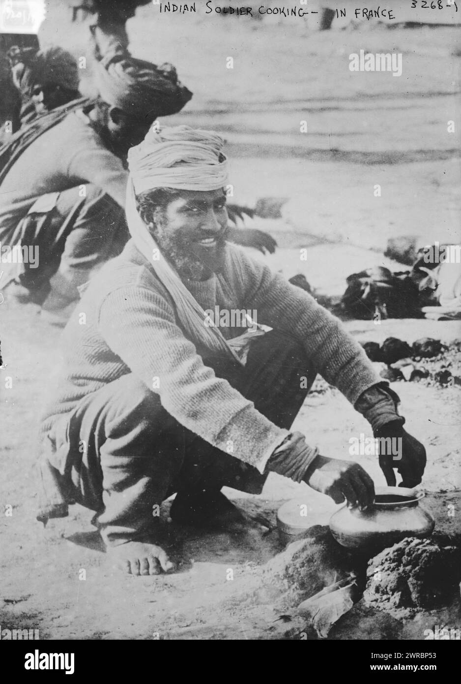 Indische Soldaten kochen, in Frankreich, Foto zeigt einen indischen Soldaten, der draußen über einem offenen Feuer in Frankreich während des Ersten Weltkriegs kocht, zwischen ca. 1914 und ca. 1915, Weltkrieg, 1914-1918, Glasnegative, 1 negativ: Glas Stockfoto