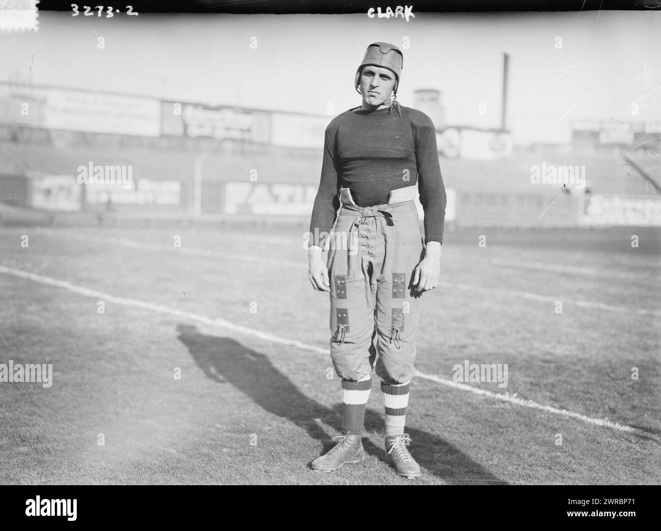 Clark, Foto zeigt L. R. (Leslie Russell) Clark (Class of 1918), der Quarterback der Brown University war, im Spiel gegen die Cornell University, das am 24. Oktober 1914 im Polo Grounds (Brush Stadium) in New York City stattfand., 24. Oktober 1914, Glass negative, 1 negative: Glas Stockfoto